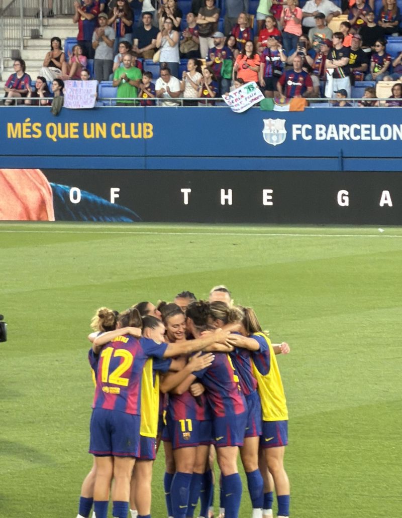 L'equip abraçant a l'Alexia