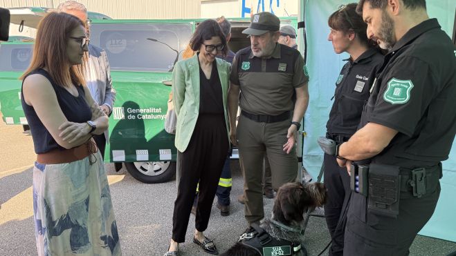 La consellera Parlon amb la unitat canina dels Agents Rurals