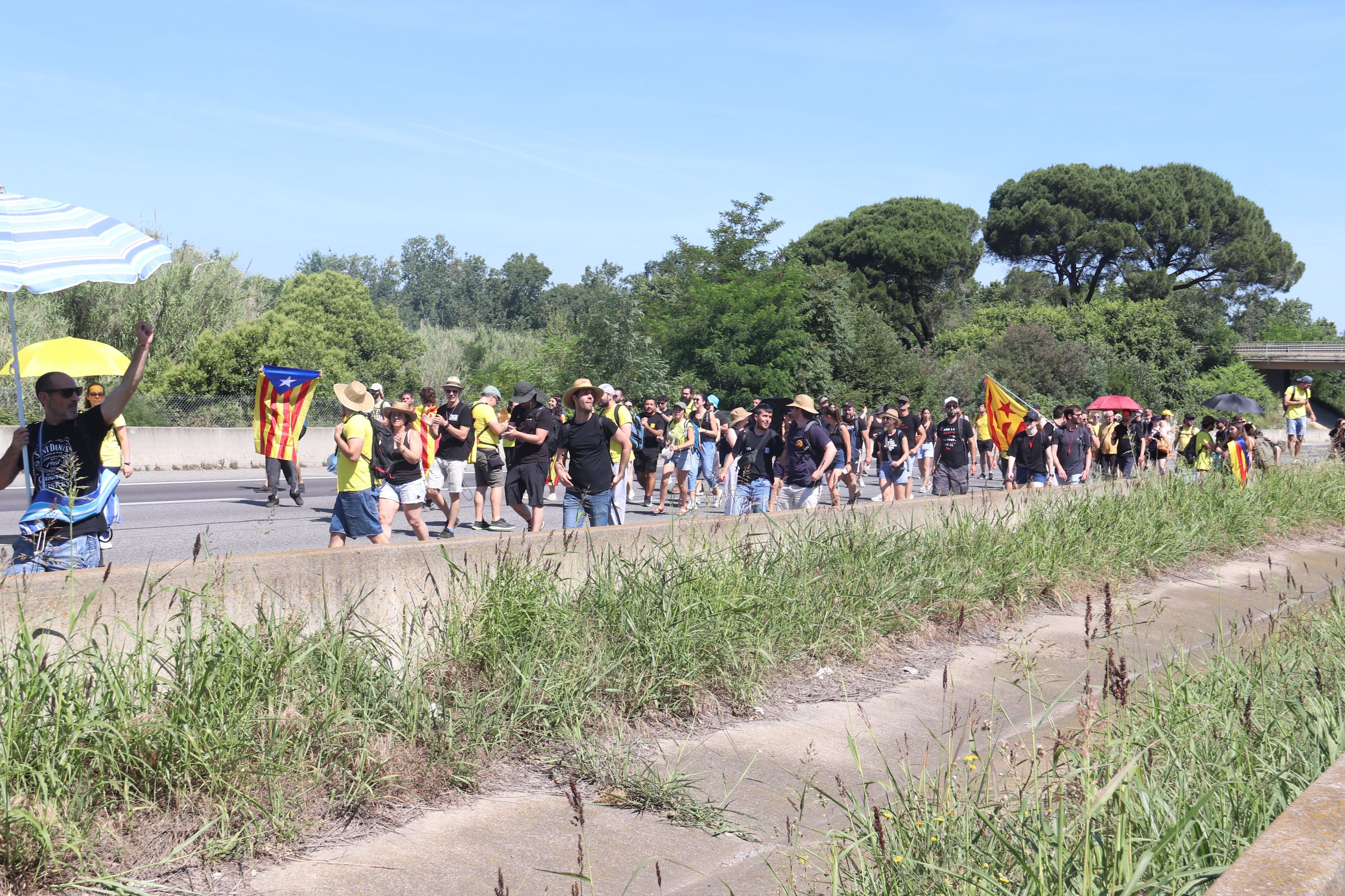 Docents a l'AP-7 a Salt per tallar l'autopista en direcció sud.