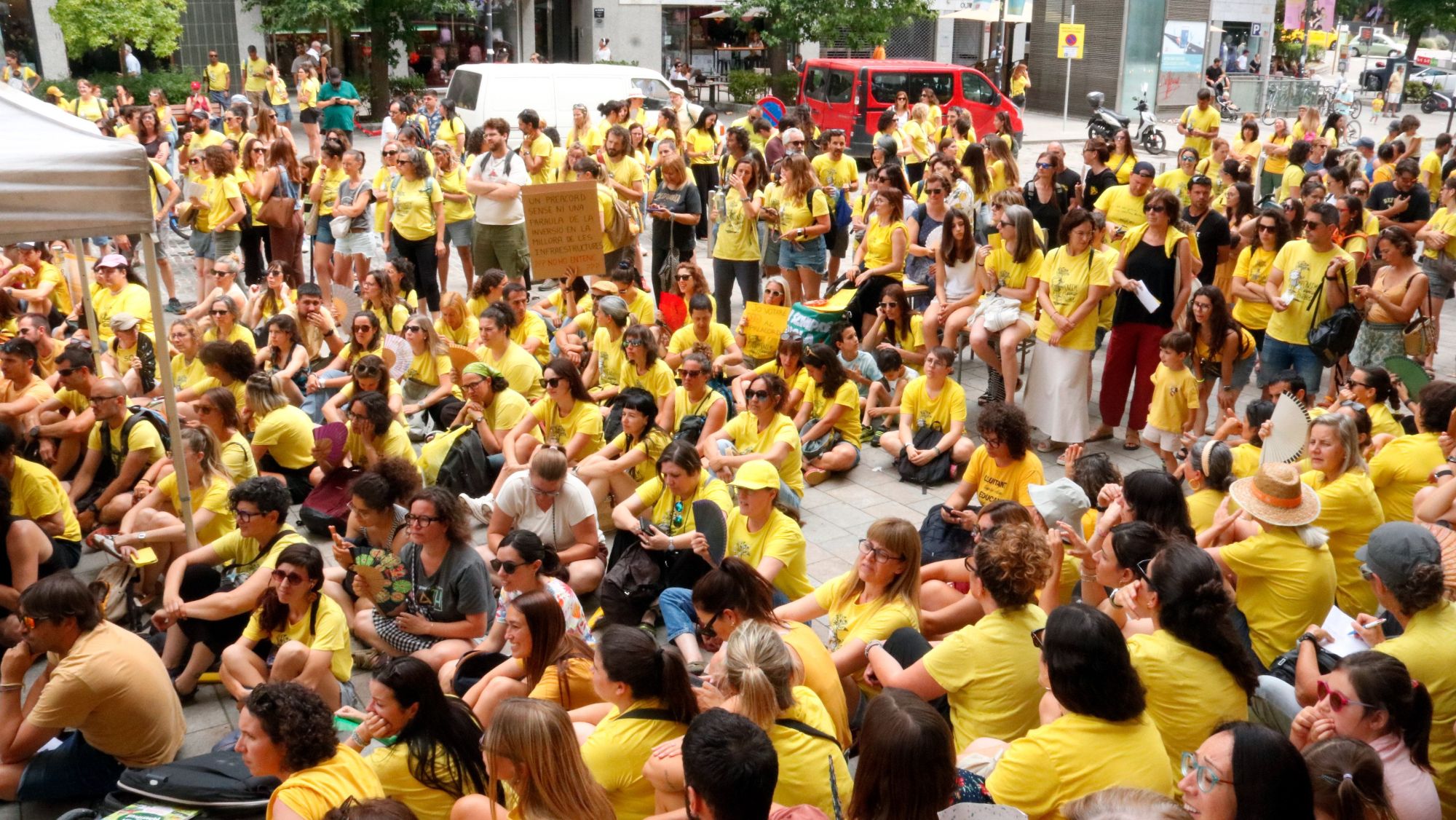 Docents seguint les conclusions de cada grup de treball a l'assemblea davant la Generalitat a Girona