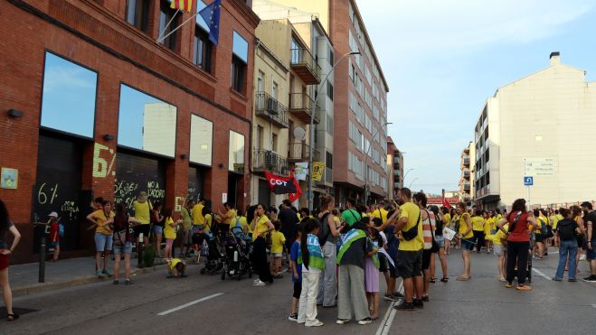 Concentració davant dels Serveis Territorials d'Educació a Manresa