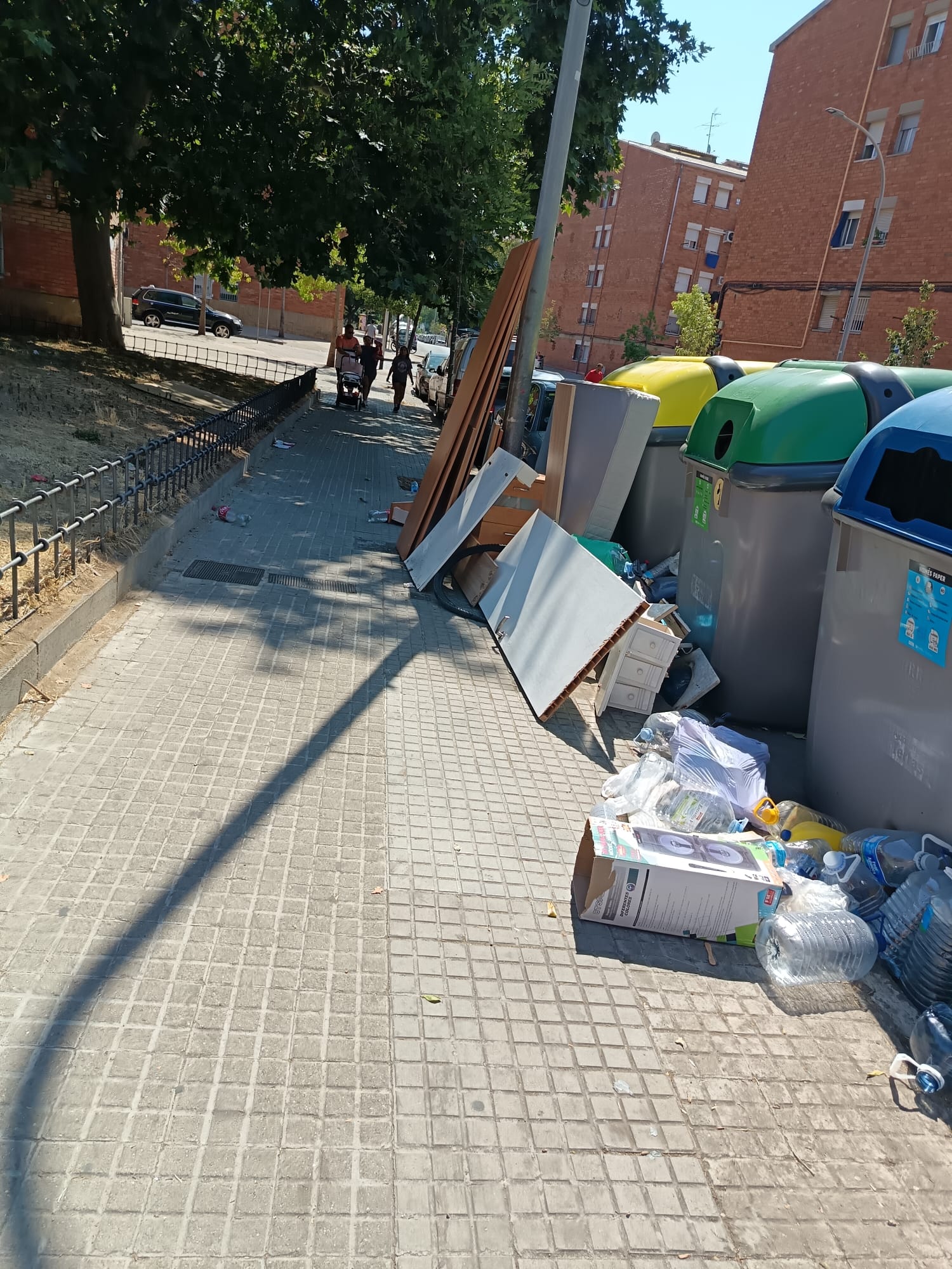 La brossa s’acumula als carrers de Terrassa 3