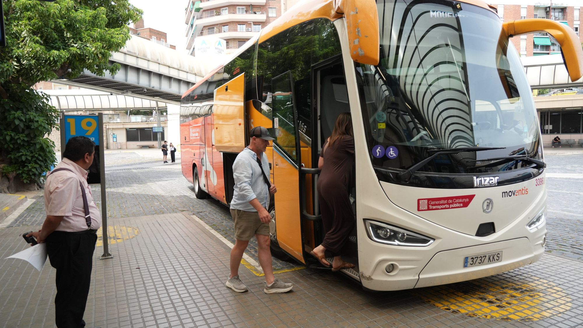 Passatgers pujant en un autocar a l'estació d'autobusos Barcelona Nord 1