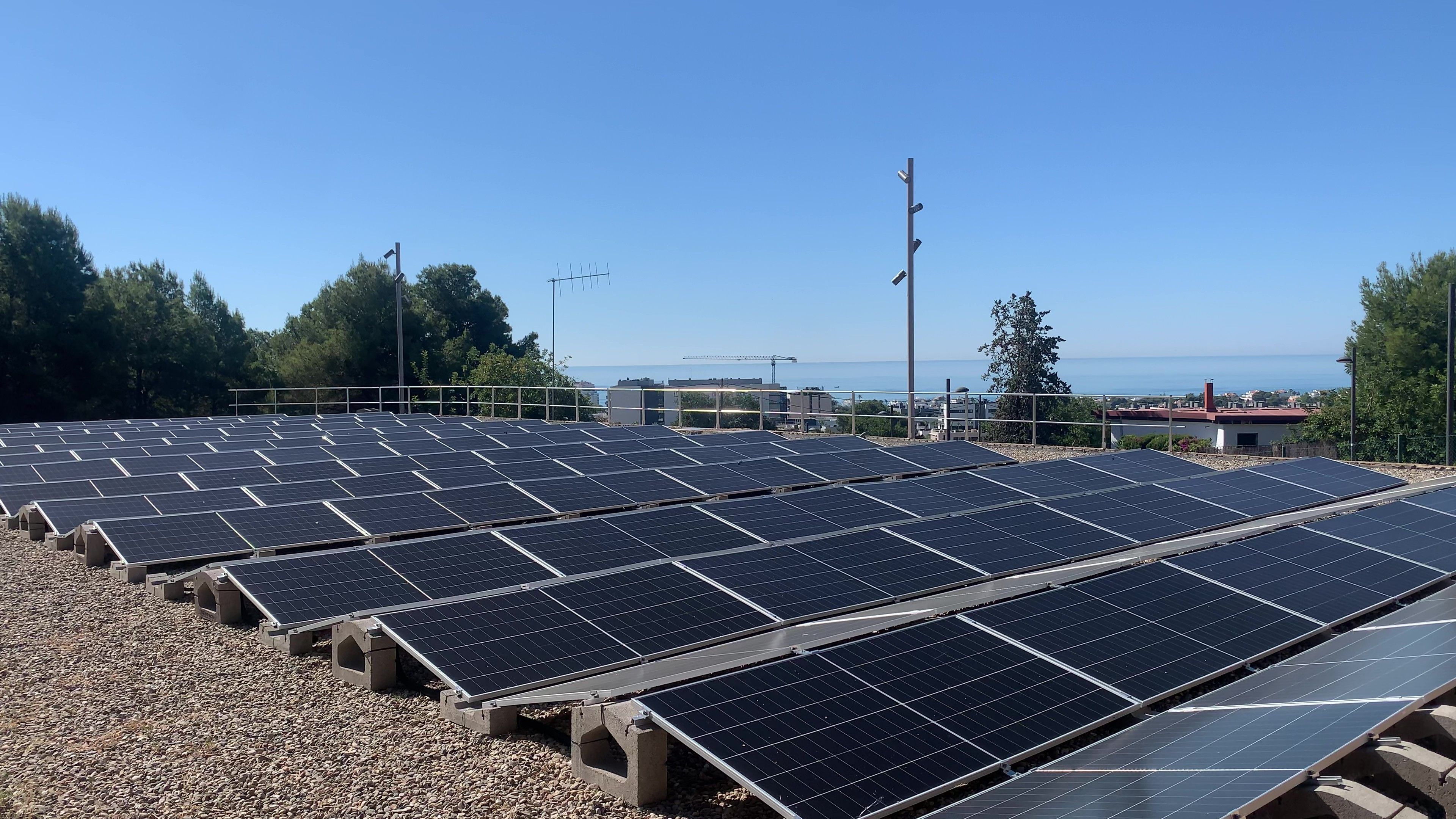 Instalación fotovoltaica en el depósito Adela de Sitges