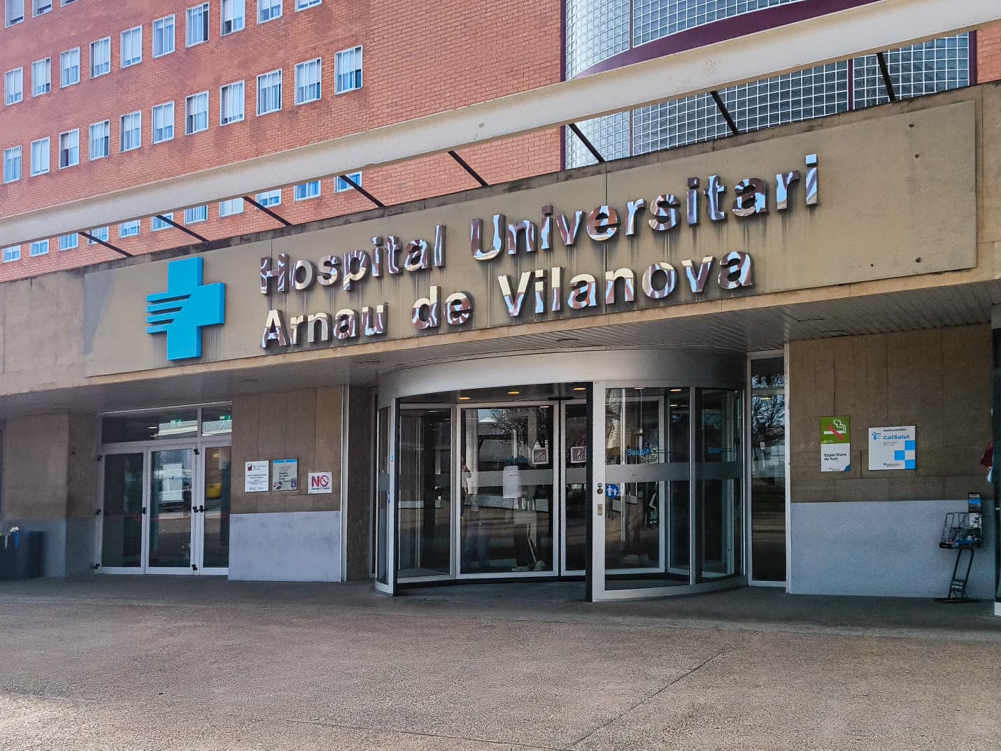 Entrada del Hospital Arnau de Vilanova (JuntsXCat Paeria).