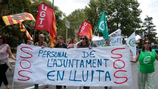 Unes 150 persones s'han sumat a la vaga convocada a l'Ajuntament de Cambrils