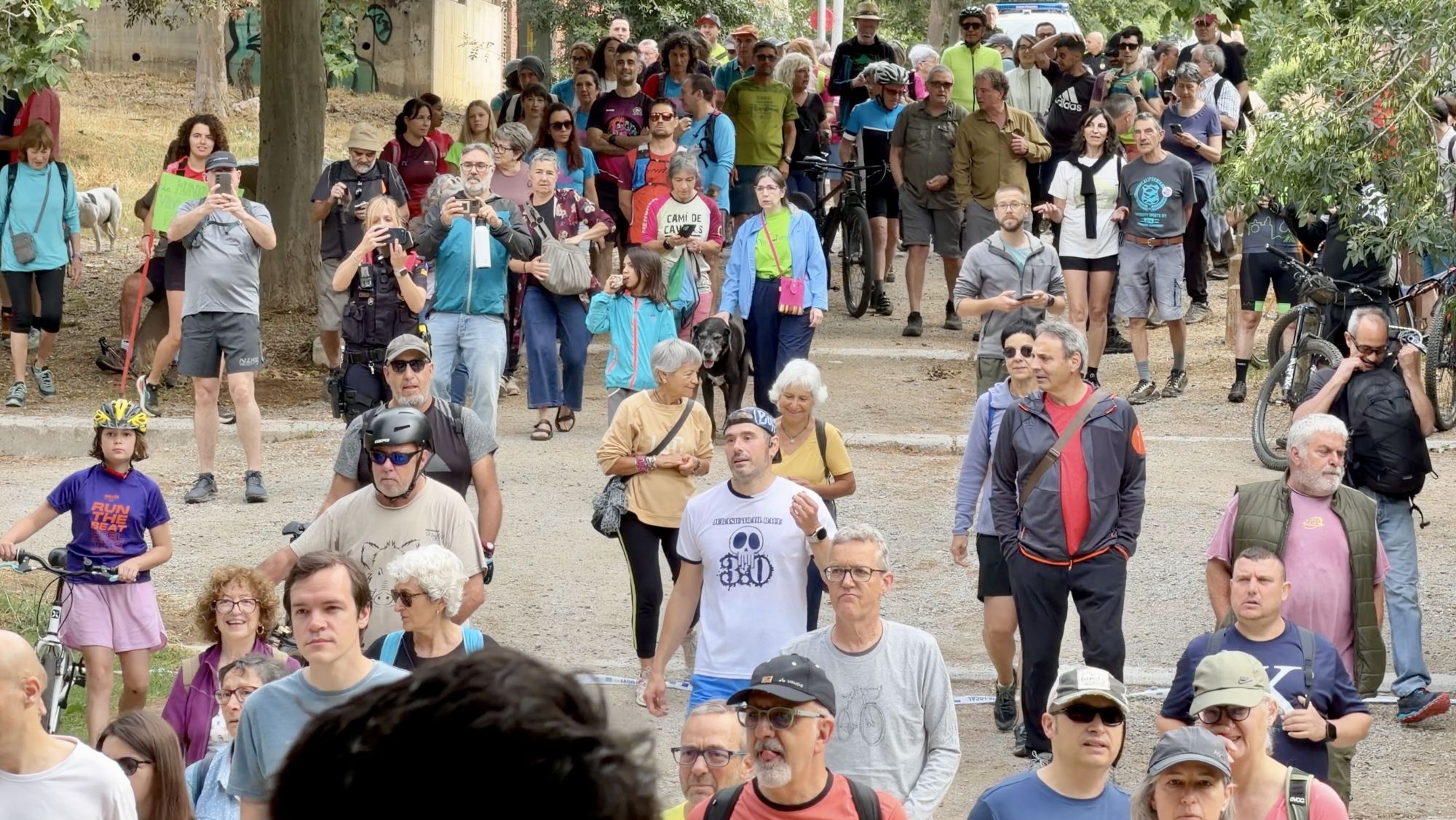 Participants de la caminada reivindicativa per reclamar la reobertura de Collserola. (2)