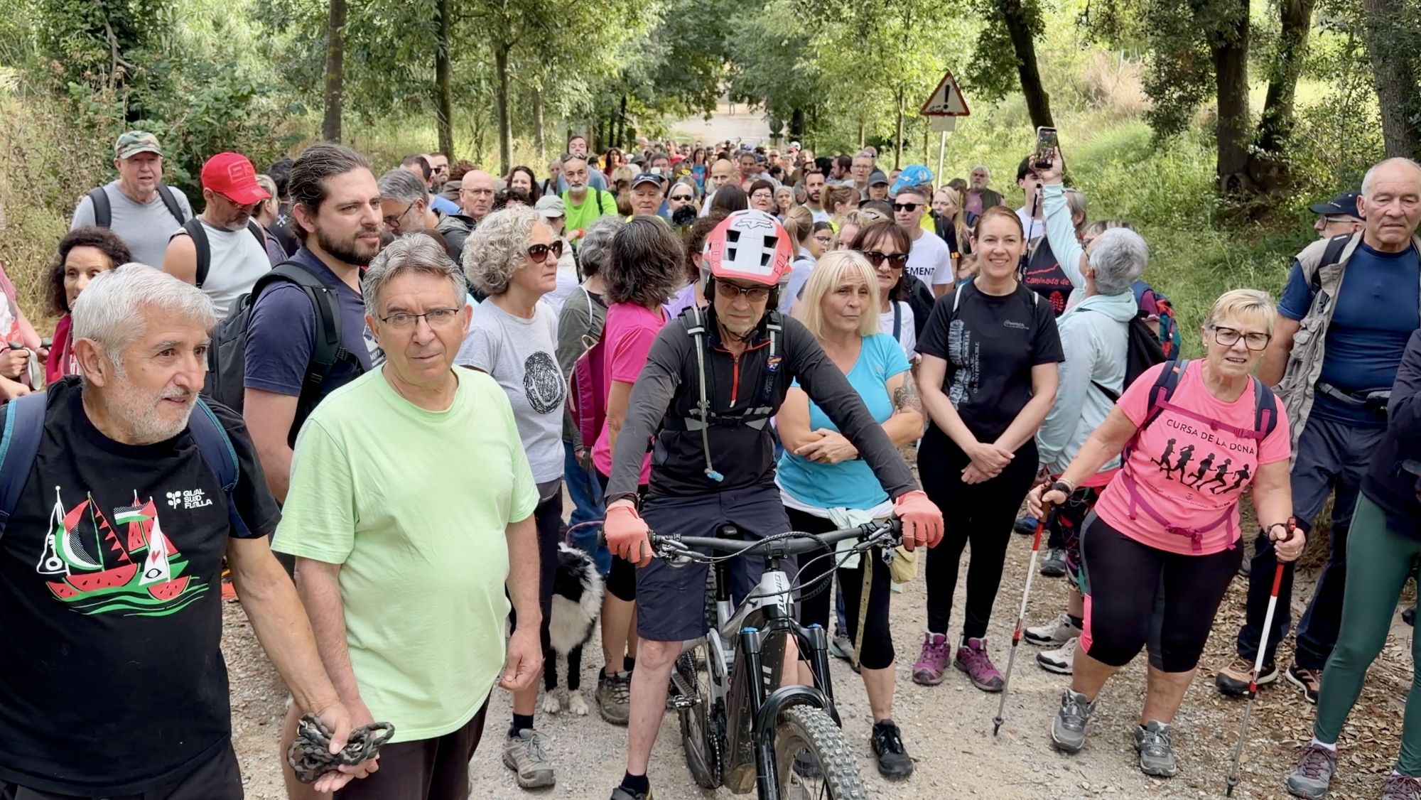 Participants de la caminada reivindicativa per reclamar la reobertura de Collserola.