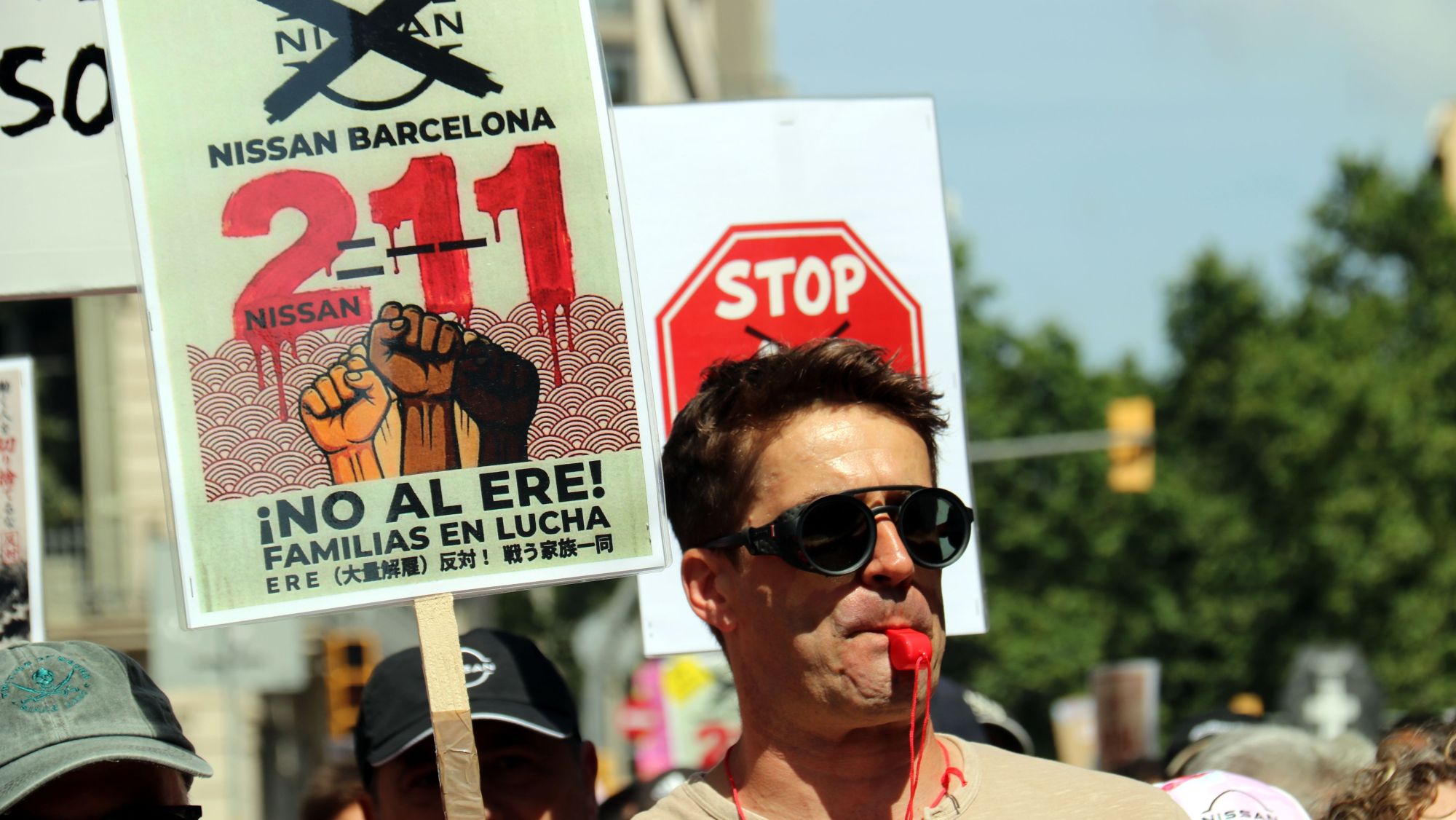 Un treballador de Nissan protesta en contra de l'ERO