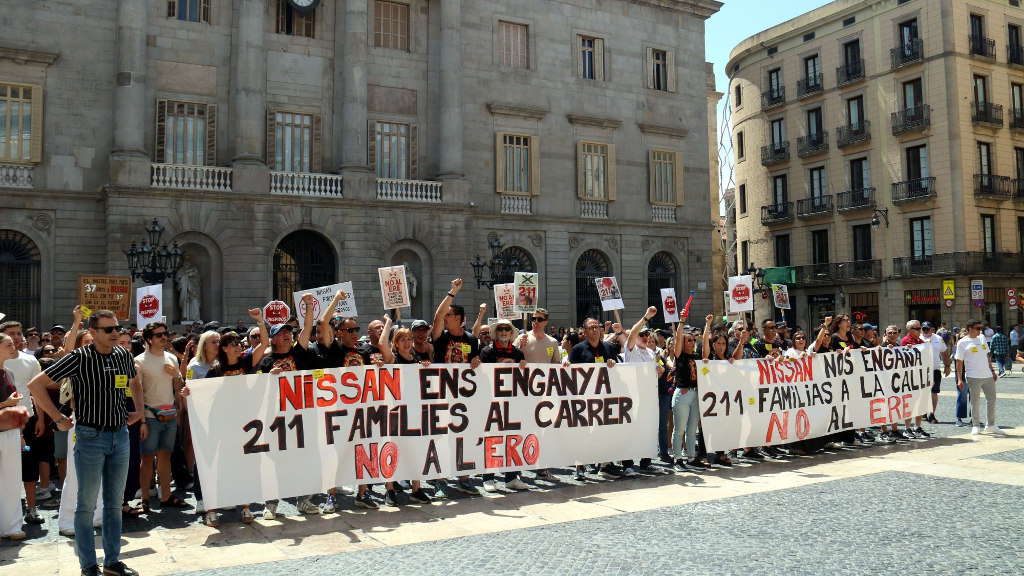 Treballadors de Nissan es manifesten en contra de l'ERO, a la plaça Sant Jaume de Barcelona