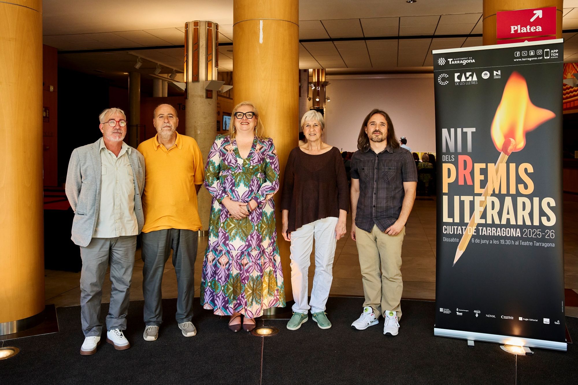 De izquierda a derecha, Andreu Carranza, Ricard Vela, Sandra Ramos, Dolors Udina e Ivan Bonache en la Noche de los Premios Literarios Ciudad de Tarragona 2025-2026 | FOTO: Albert Rué