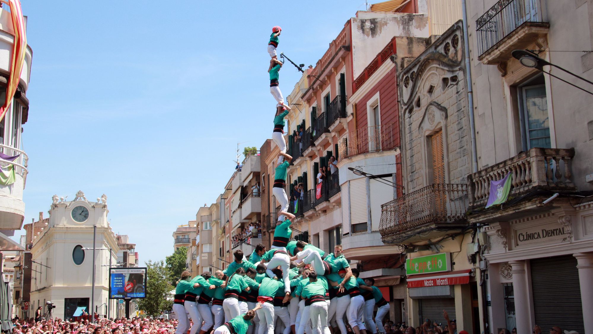 L'agulla del 4d9 amb folre dels Castellers de Vilafranca en la segona ronda de la Diada de les colles campiones del Concurs de Castells del Vendrell
