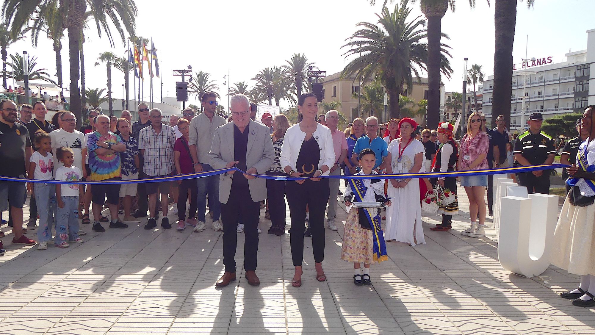 La regidora Júlia Gómez i l'alcalde Pere Granados inauguren la XII Fira d'Entitats de Salou