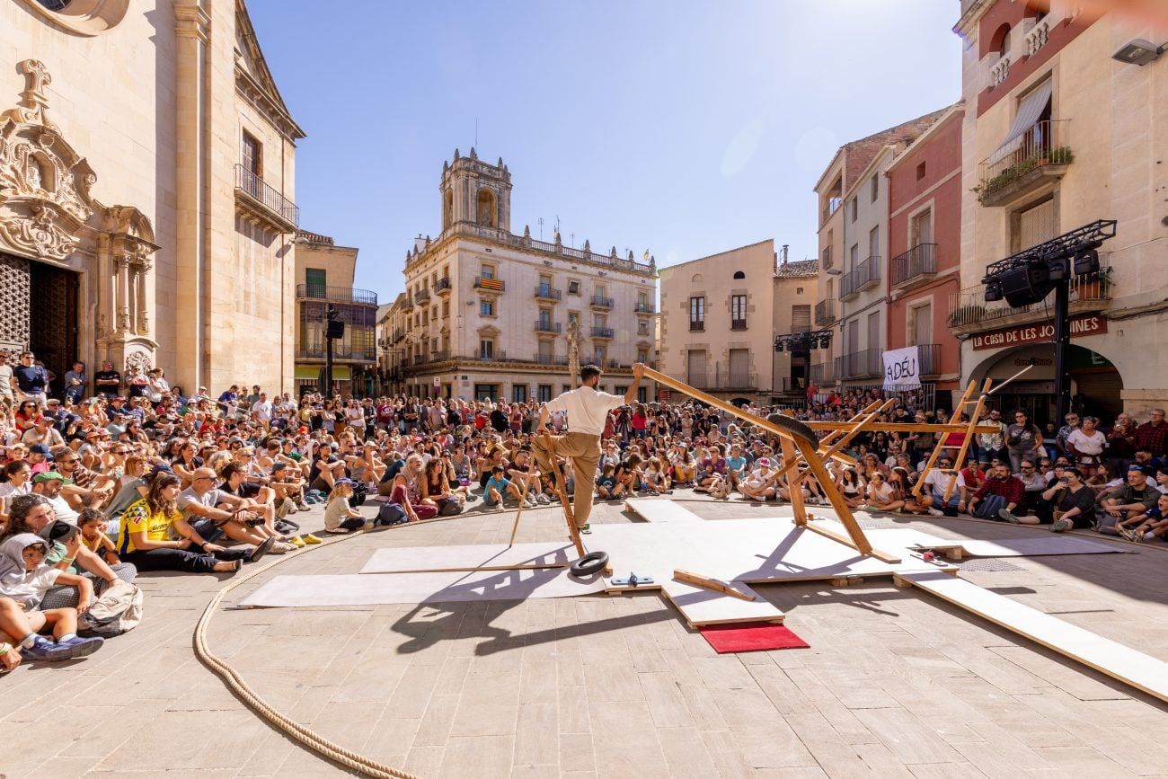 Espectáculo de FiraTàrrega 2025 en la Plaça Major | FOTO: Jordi Galin i Núria Boleda