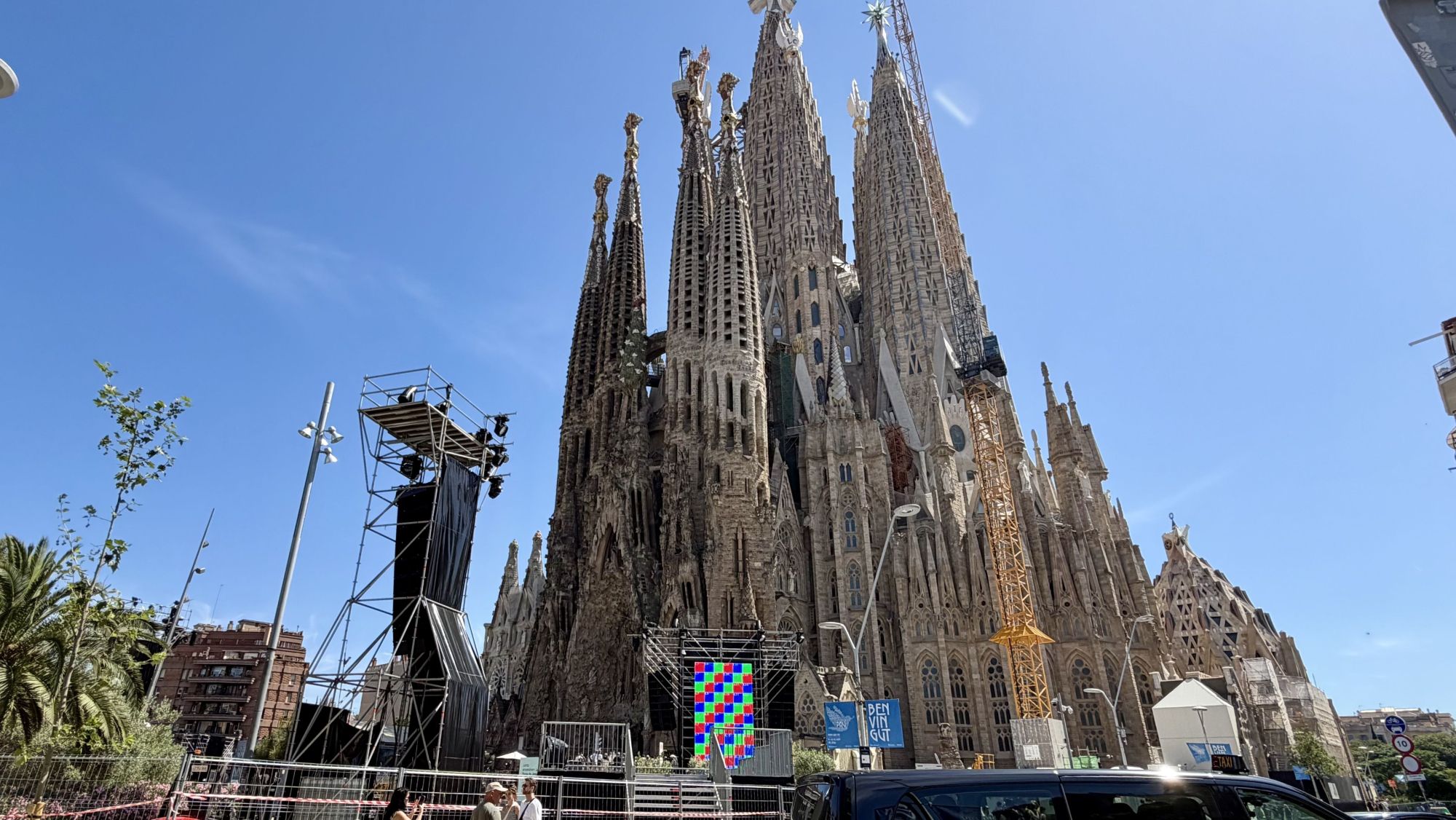 Torres habilitades davant la Sagrada Família per la visita del Papa Lleó XIV.
