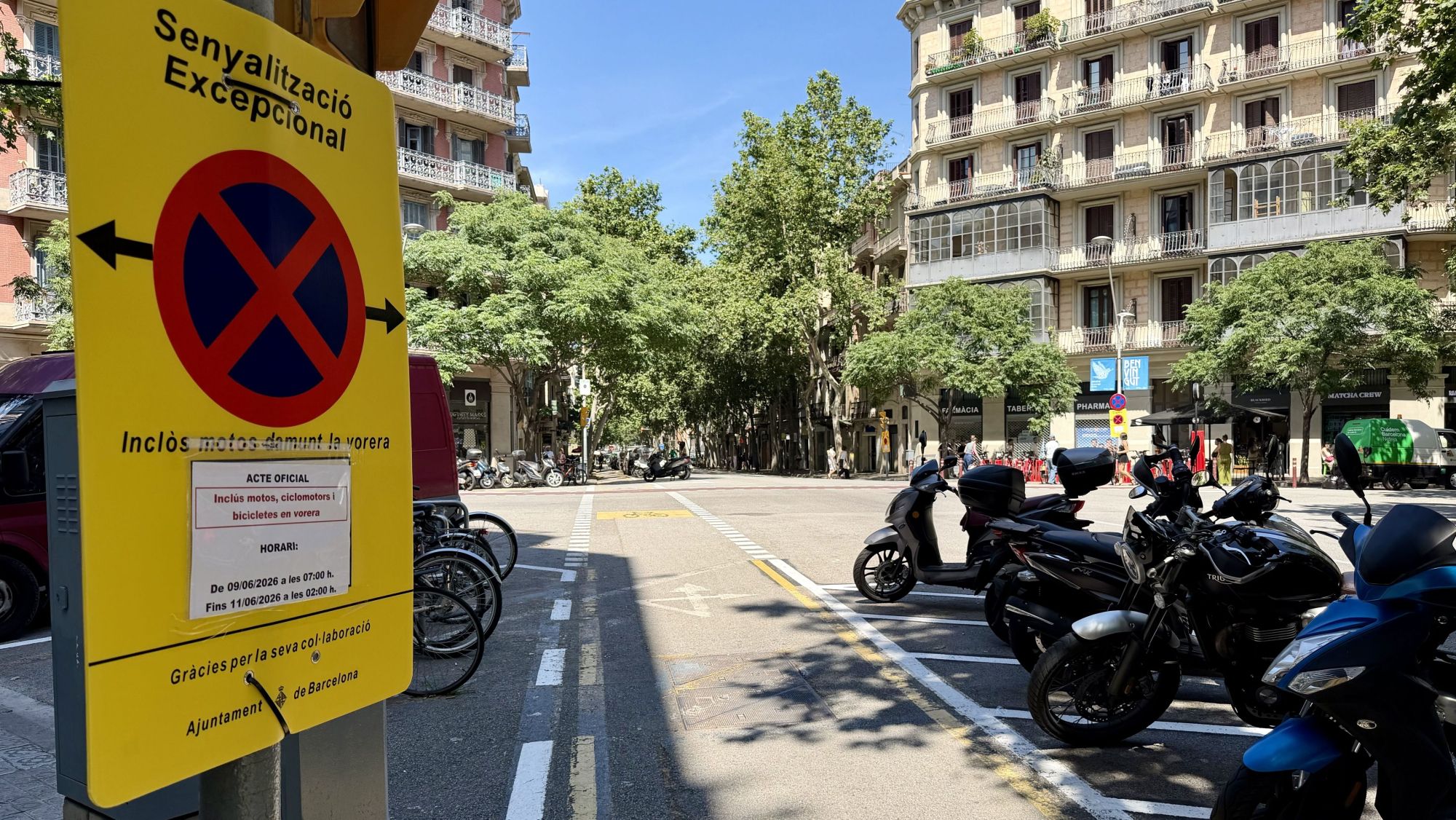Cartell de prohibició d'aparcament al carrer València, cantonada amb Sardenya, per la visita del Papa Lleó XIV.
