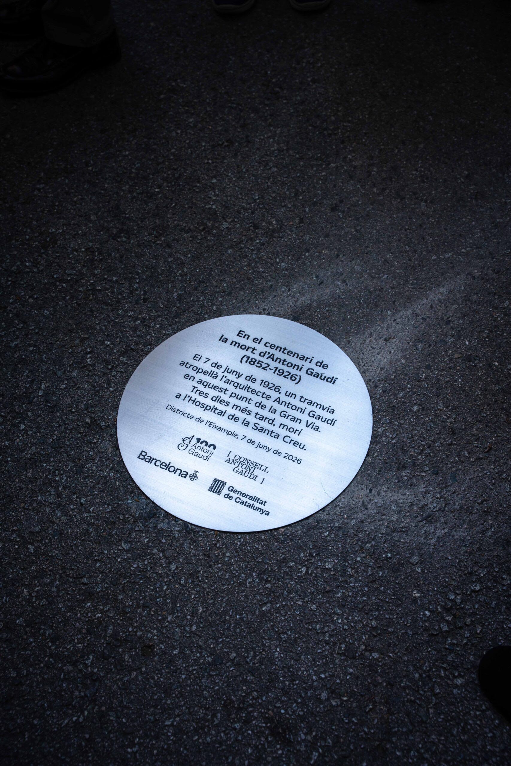 Instal·lada una placa commemorativa en el punt exacte on Antoni Gaudí va ser atropellat (3)
