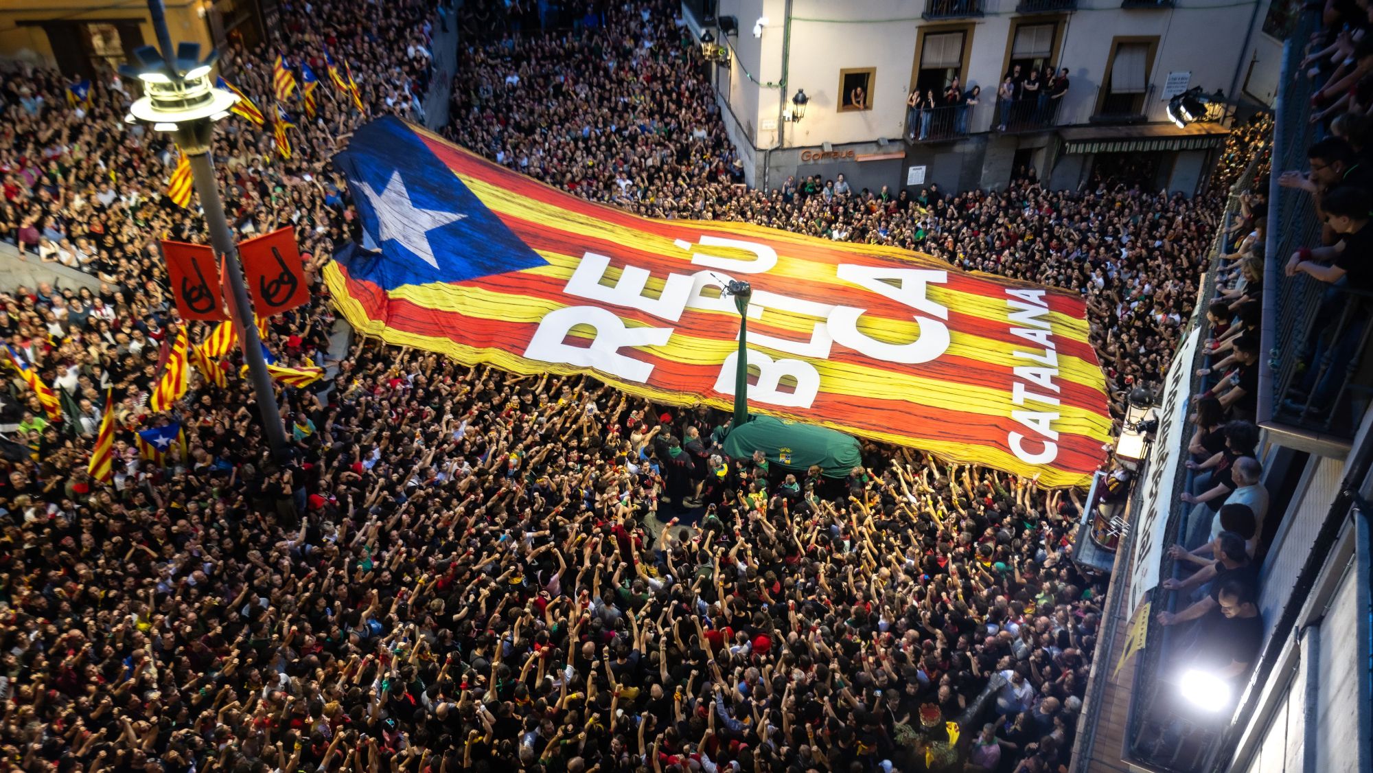 L'estelada gegant s'ha desplegat abans de començar la Patum Completa
