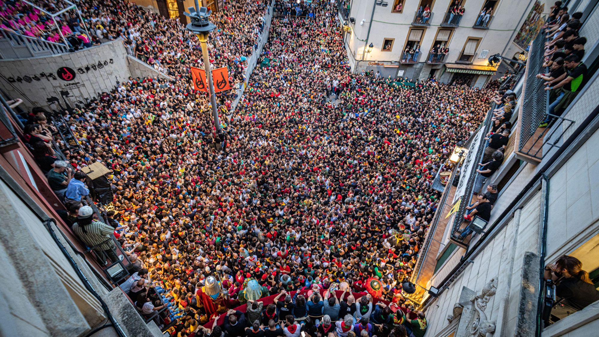 Vista completa de la plaça durant la celebració de la Patum Completa de Berga
