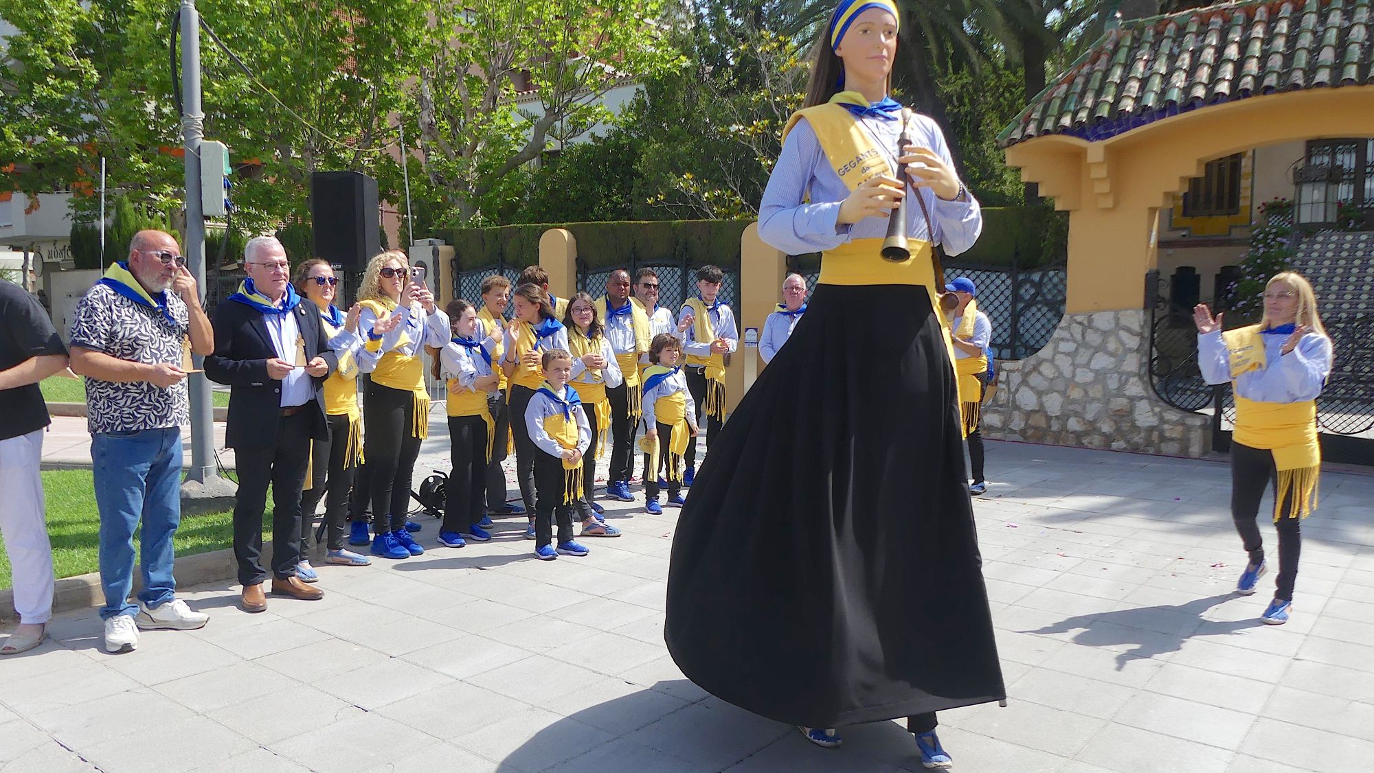 La gegantona La Gralleta de Salou ballant