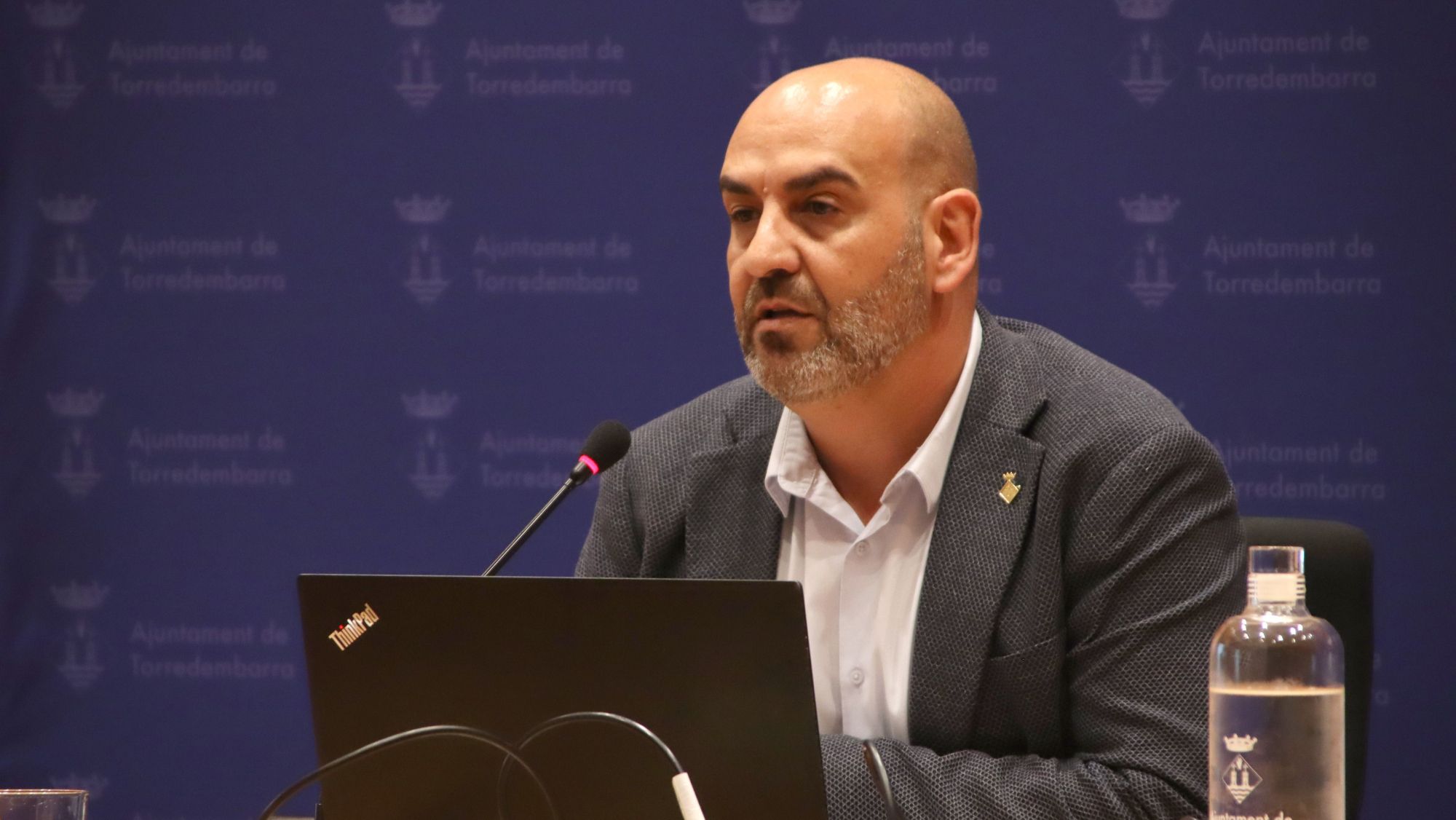 El fins ara alcalde de Torredembarra, Vale Pino, durant el ple extraordinari en què ha fet efectiva la seva renúncia al càrrec