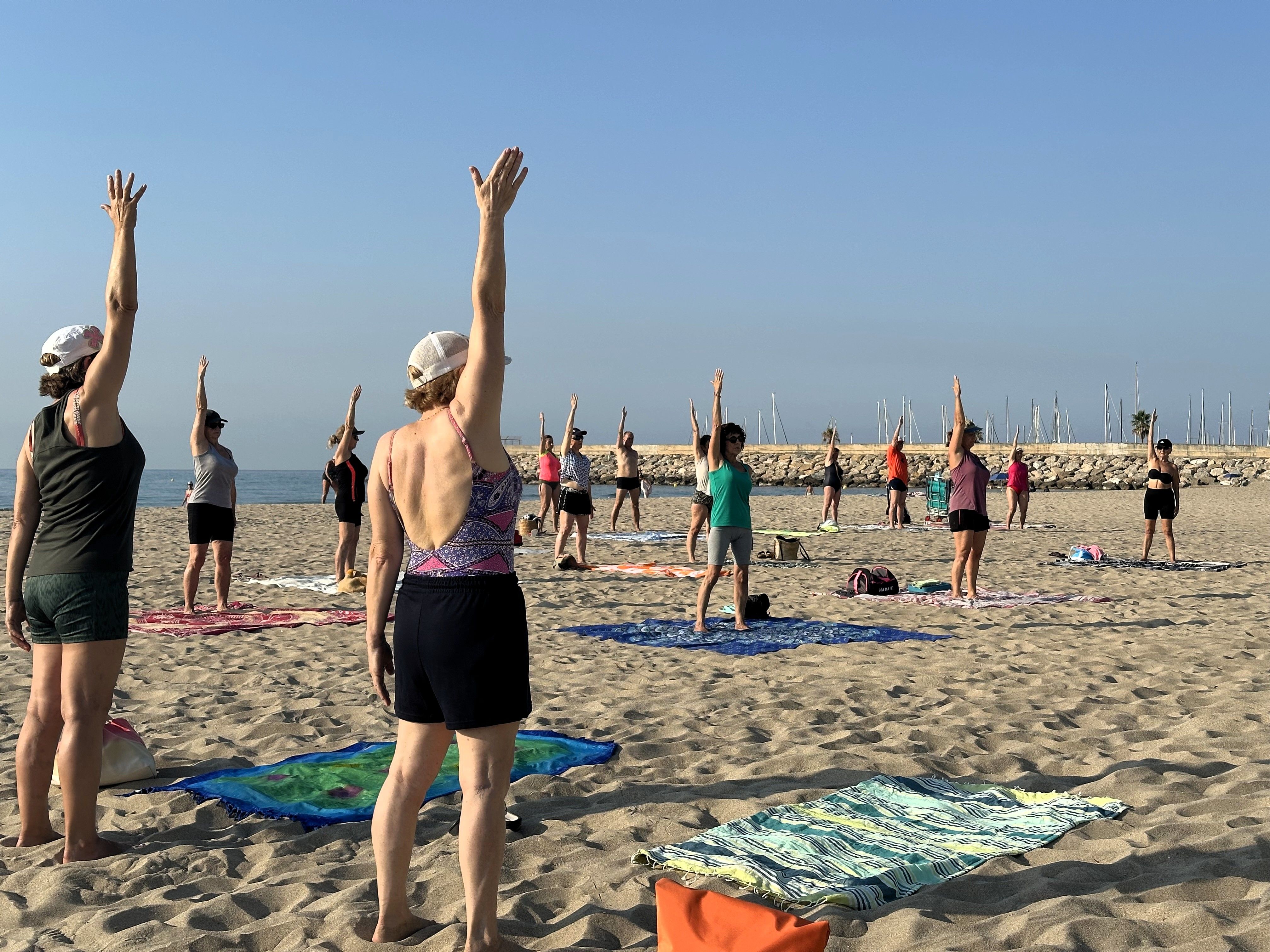 Torredembarra recupera la gimnàstica gratuïta a la platja amb activitats fins a finals d’agost | FOTO: Anna F. / Ajuntament de Torredembarra