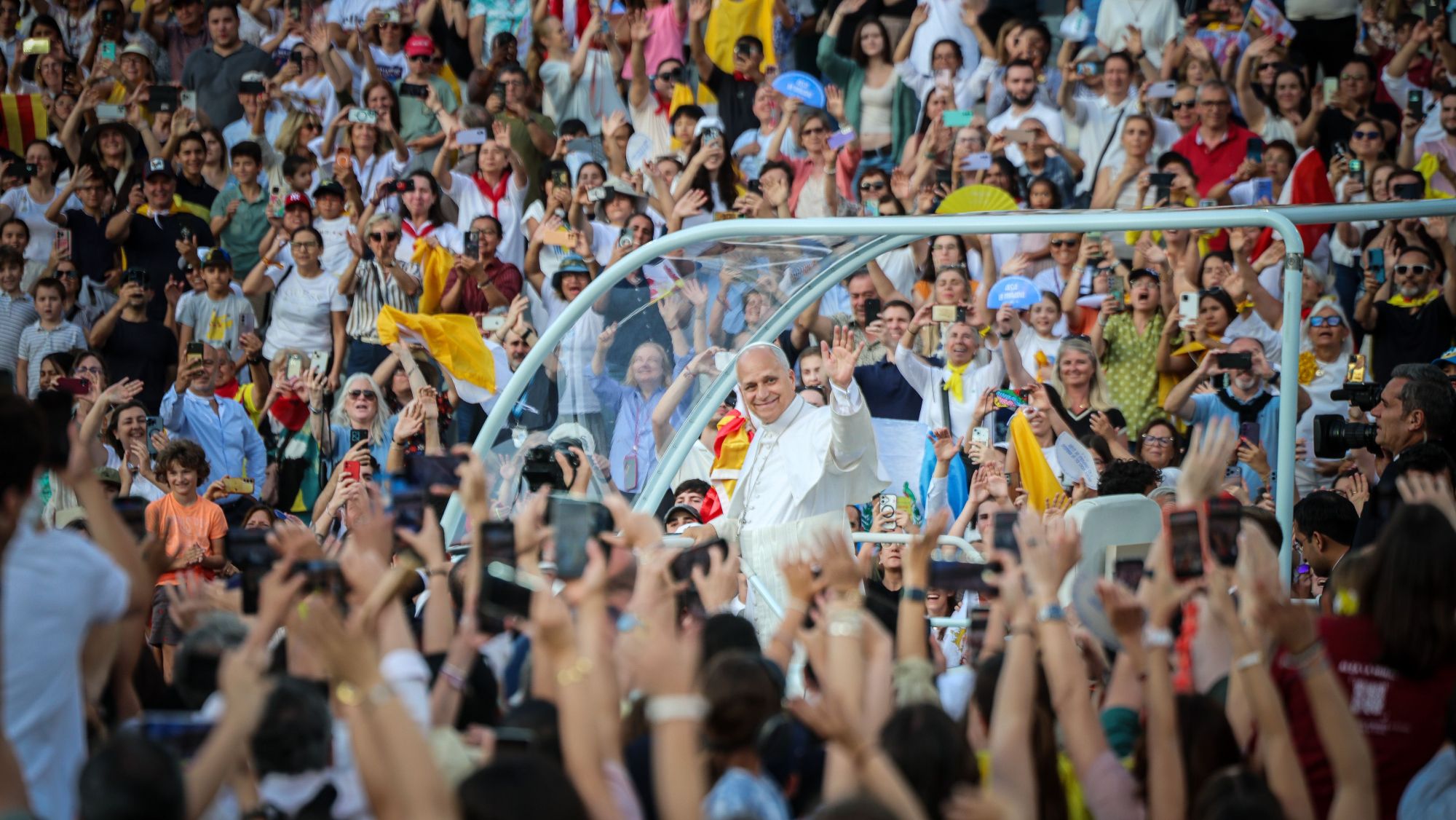 El papa Lleó XIV saludant els fidels a l'Estadi Olímpic