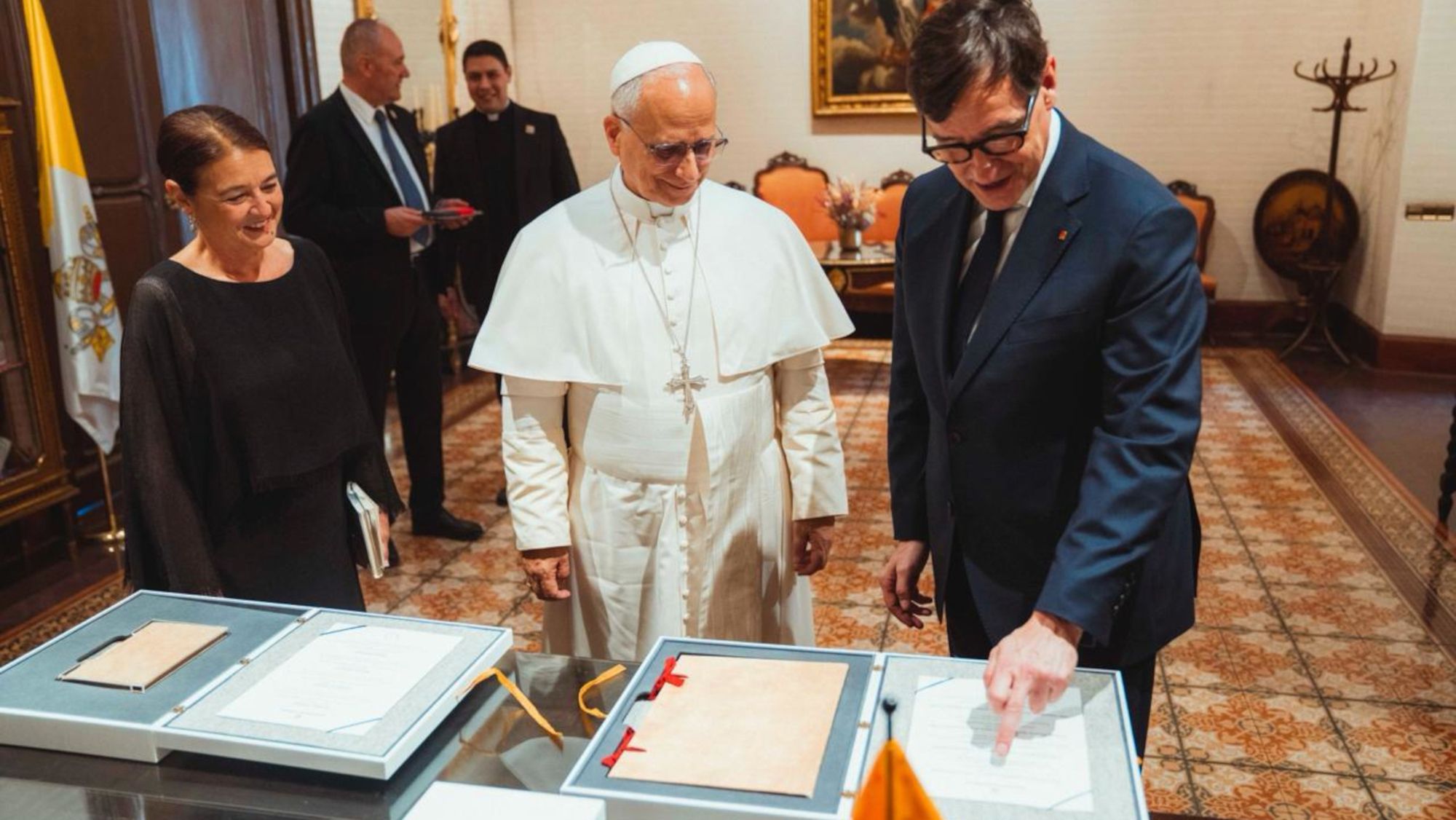 El president de la Generalitat, Salvador Illa, ha mantingut una audiència privada amb el papa Lleó XIV (2)