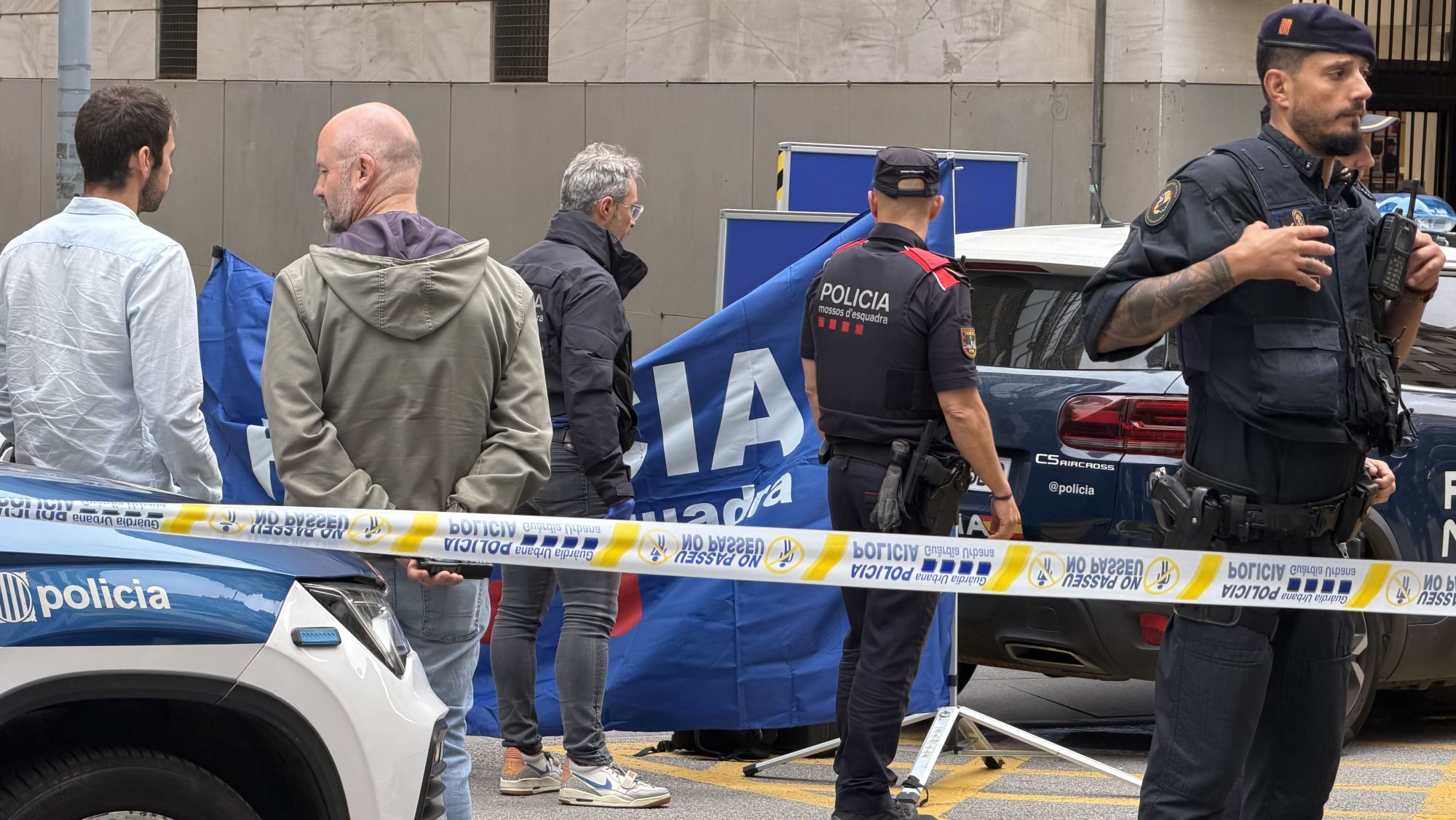 Una persona abatuda a trets al carrer Balmes de Barcelona