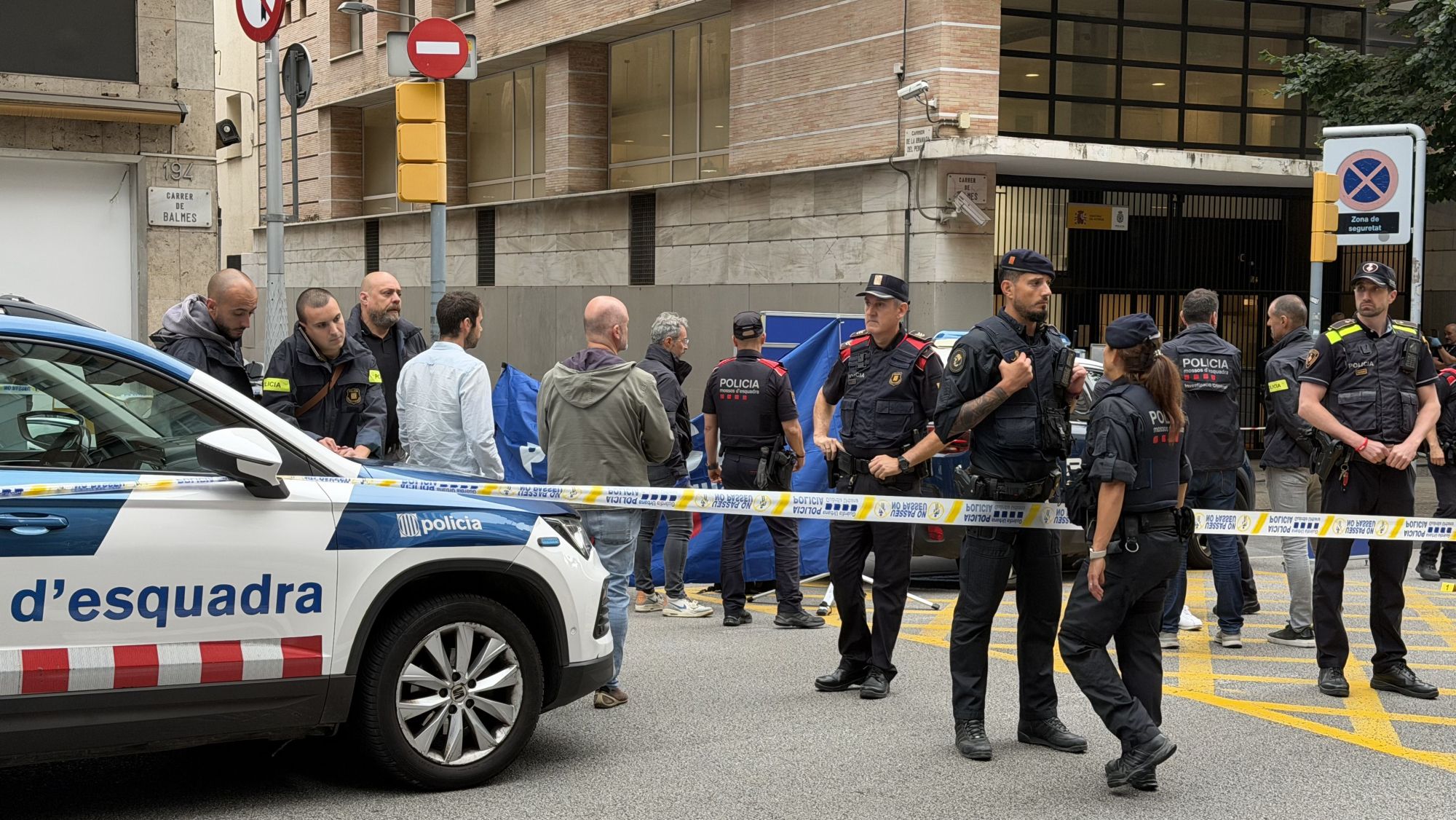Una persona morta a trets al carrer de Balmes