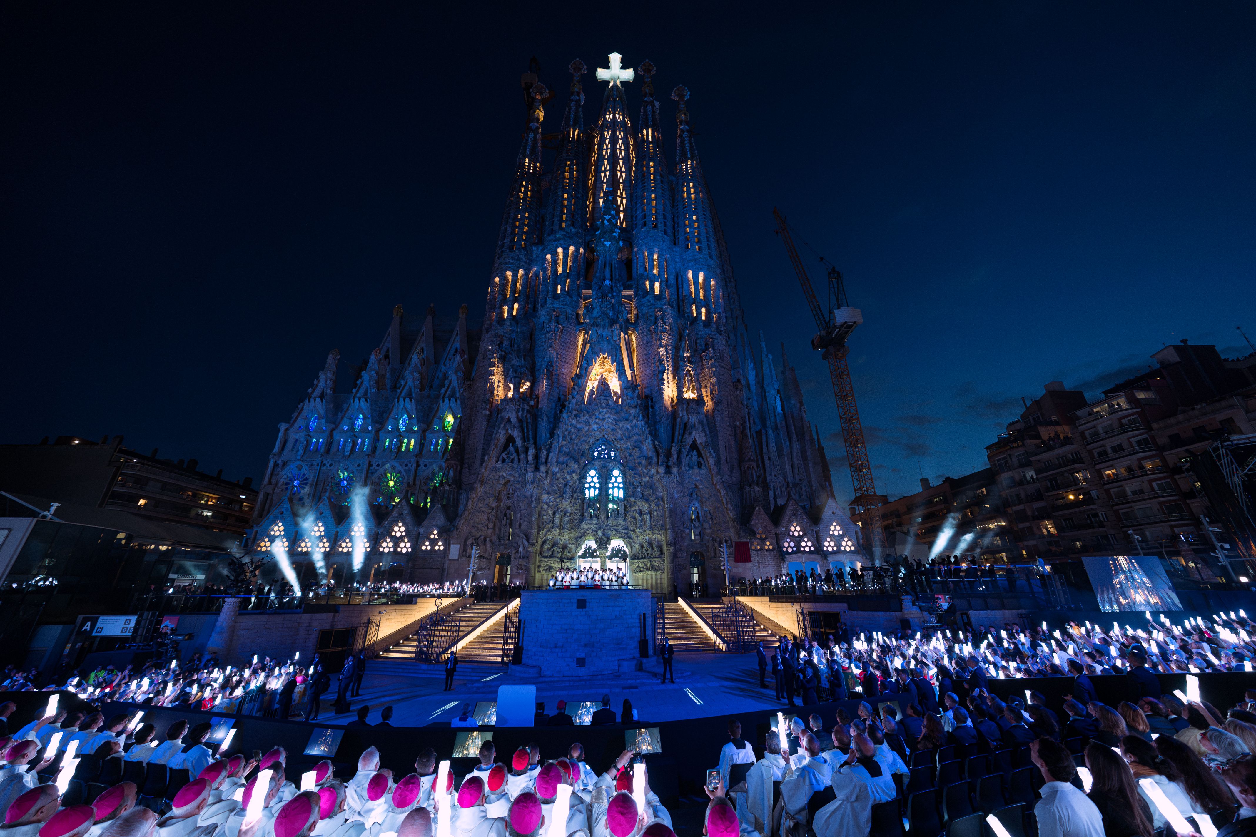 La façana del Naixement de la Sagrada Família, en el moment de l'espectacle d'inauguració de la Torre de Jesús
