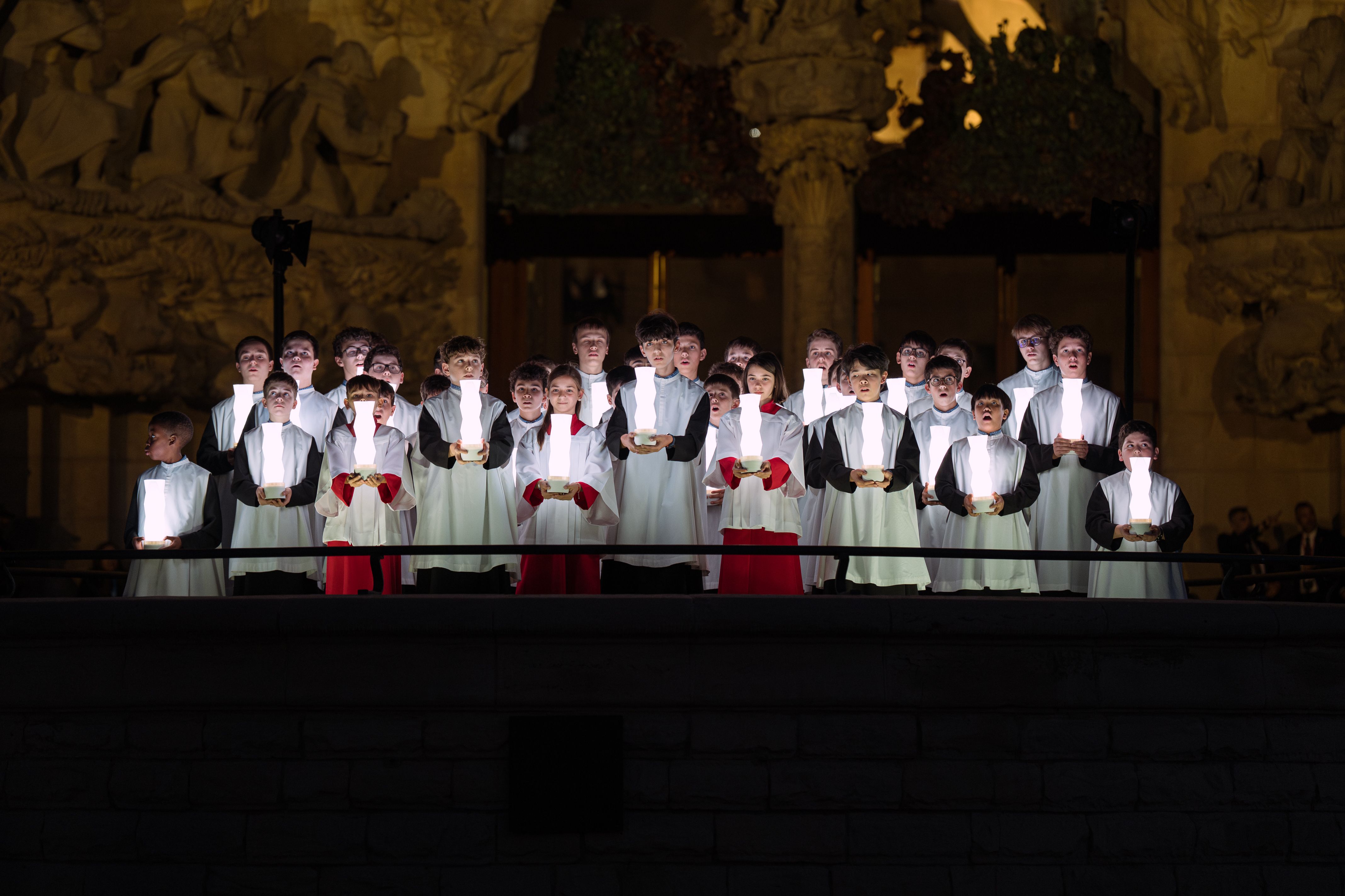 Escolanets interpretant una cançó al davant de la Sagrada Família