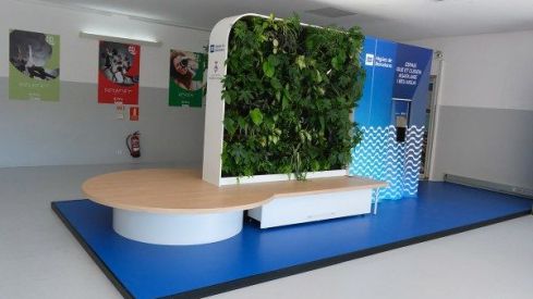 Al vestíbul del Parc Esportiu Llobregat, s'instal·la aquest estiu un banc amb un jardí vertical i una font de aigua potable