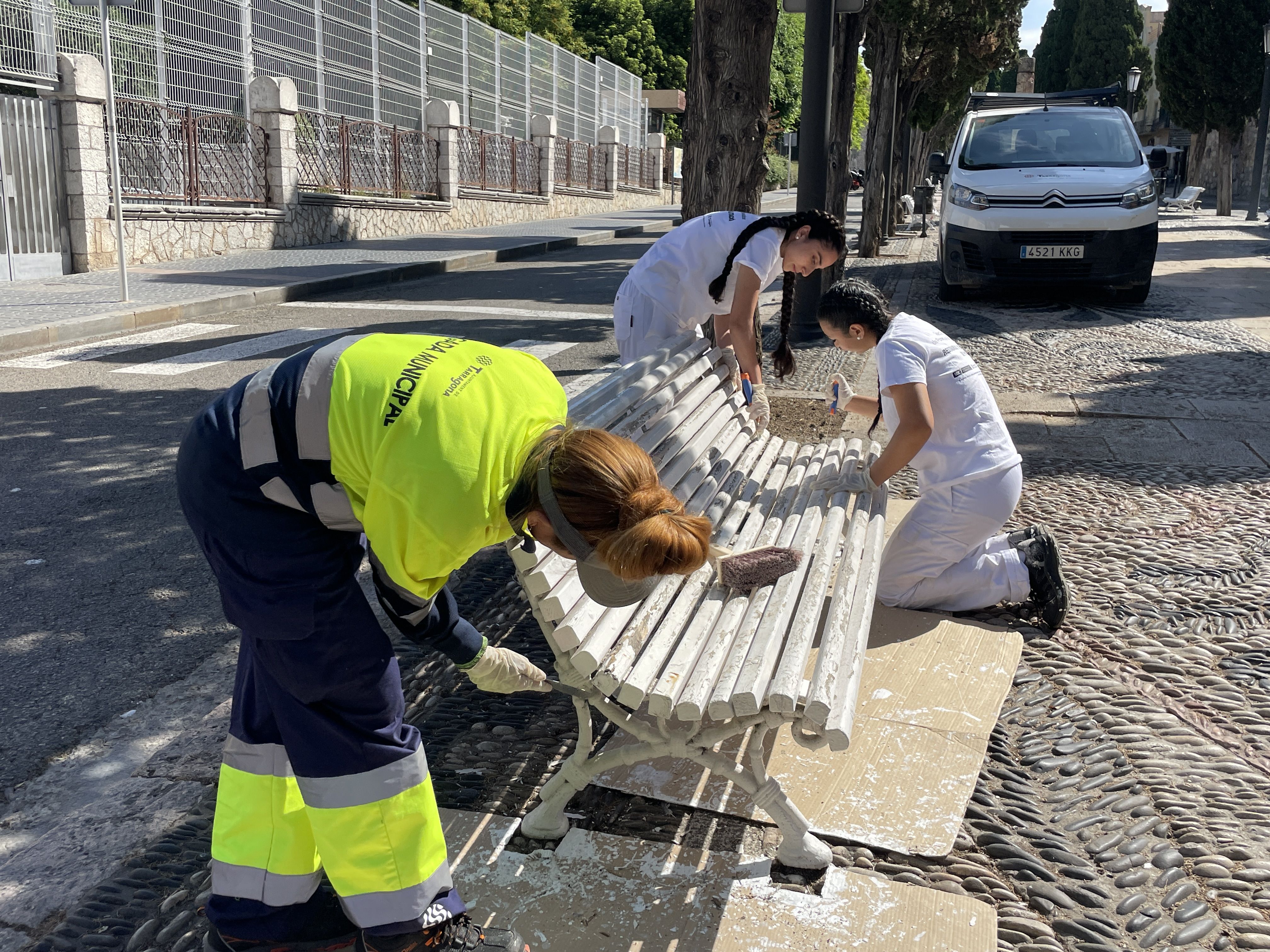 Jóvenes de la Casa de Oficios refuerzan la Brigada Municipal para mejorar el espacio público de Tarragona | FOTO: Aina Sevé