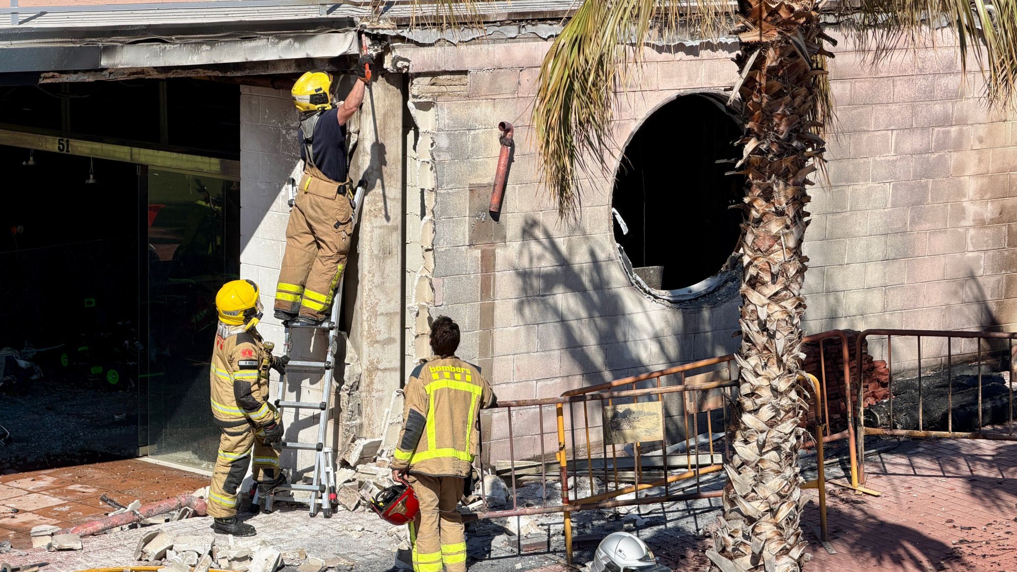 Bombers treballant a la zona del port de Mataró on ha tingut lloc l'explosió