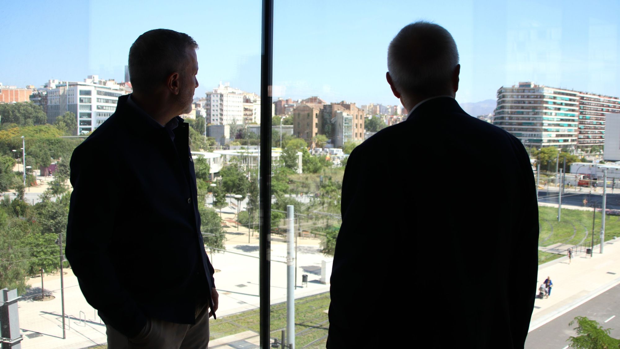 Jaume Collboni i Pere Navarro miren l'àmbit on es construiran els edificis