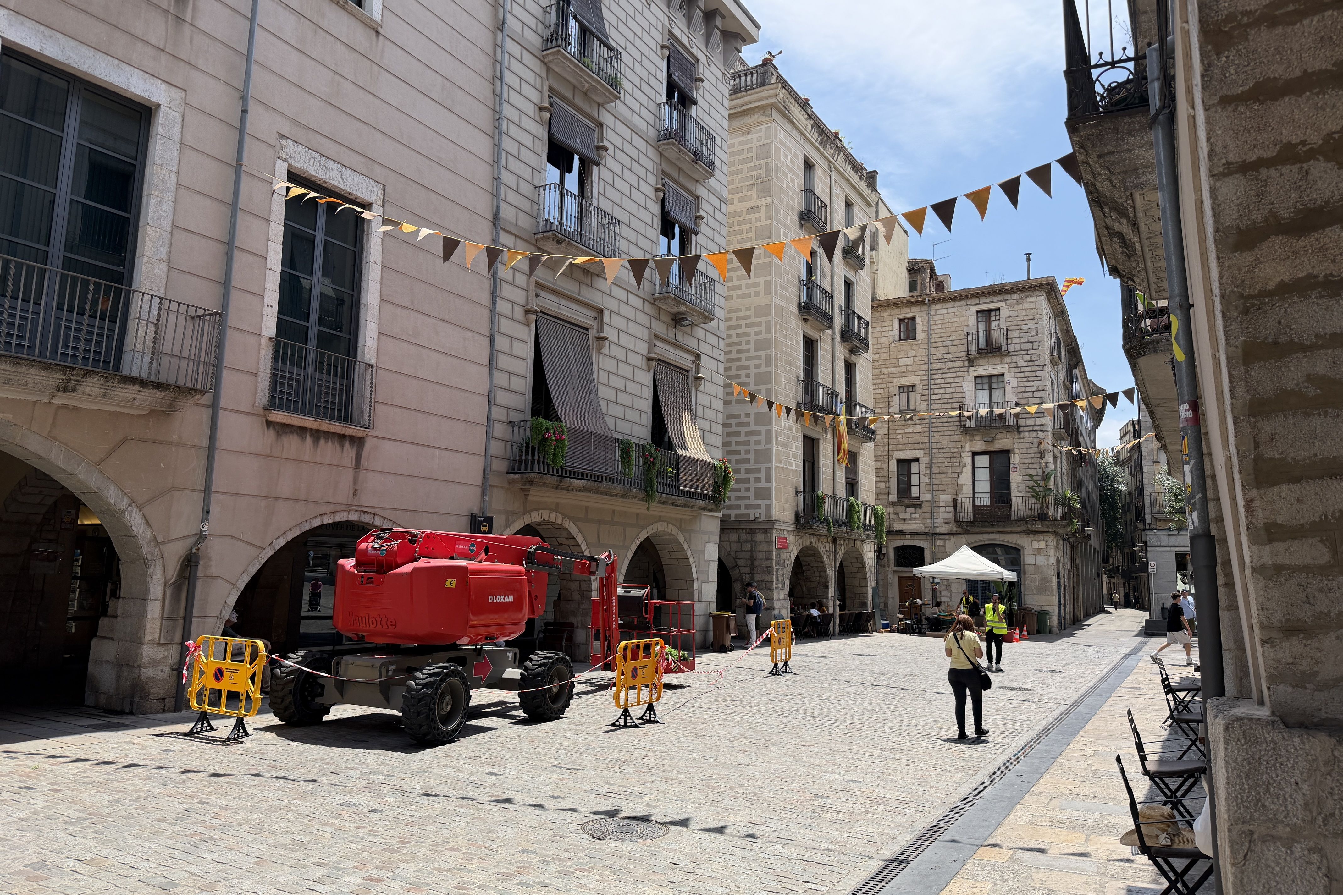 La plaça del Vi de Girona decorada pel rodatge ‘Tomb Raider’