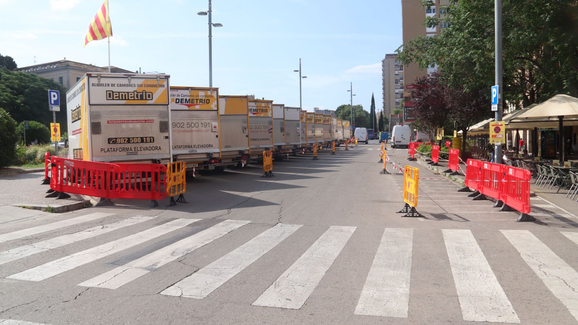 Alguns dels camions que transporten el material del rodatge de la sèrie 'Tomb Raider' aparcats a la plaça de Catalunya de Girona