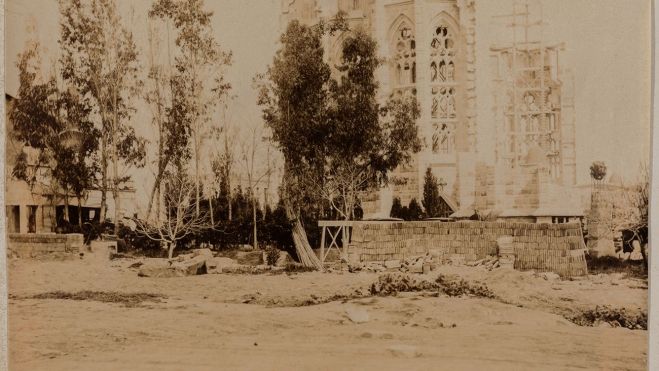 Fotografia de la Sagrada Família en els primers anys de construcció