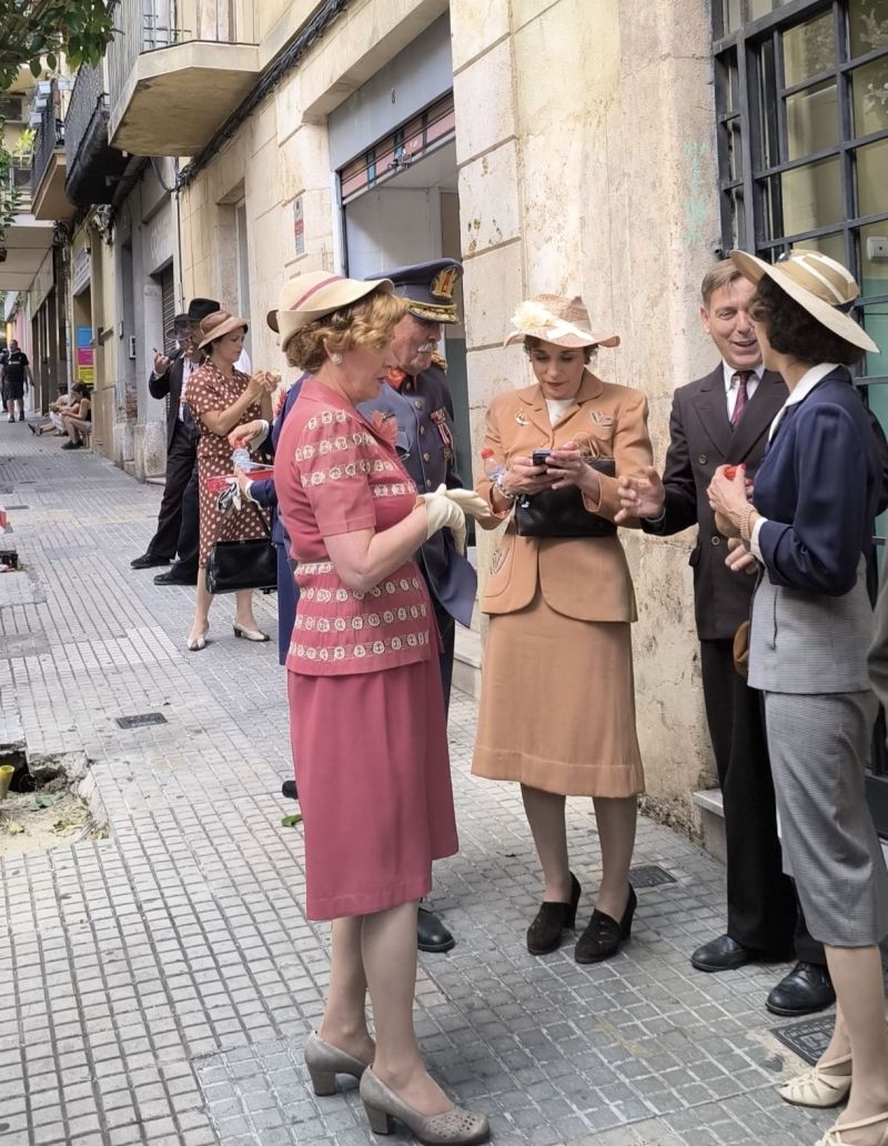 Actors de la sèrie de Netflix grabada a la plaça de la font de Tarragona