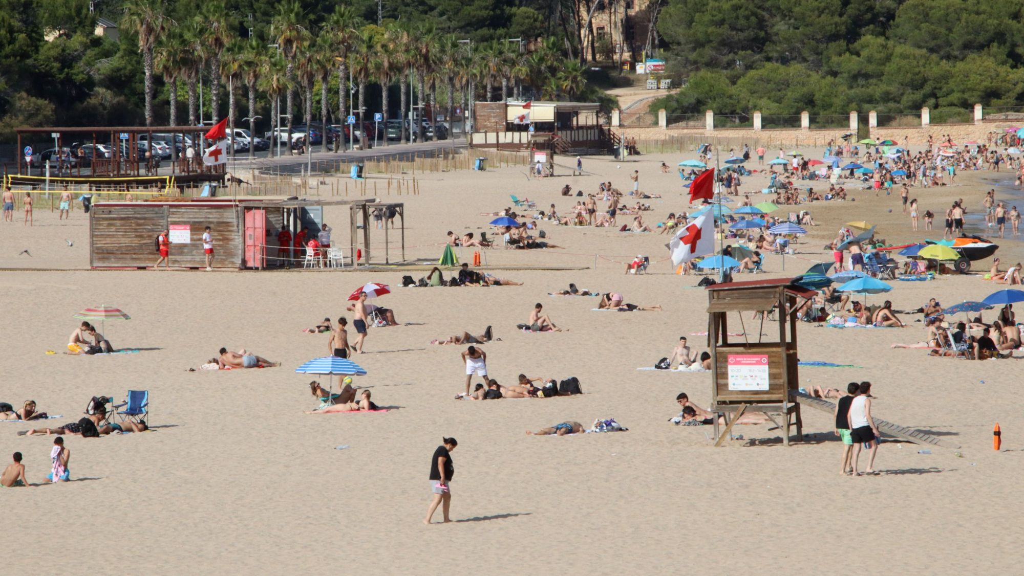 Imatge de la platja de l'Arrabassada aquest divendres a la tarda, amb bandera vermella