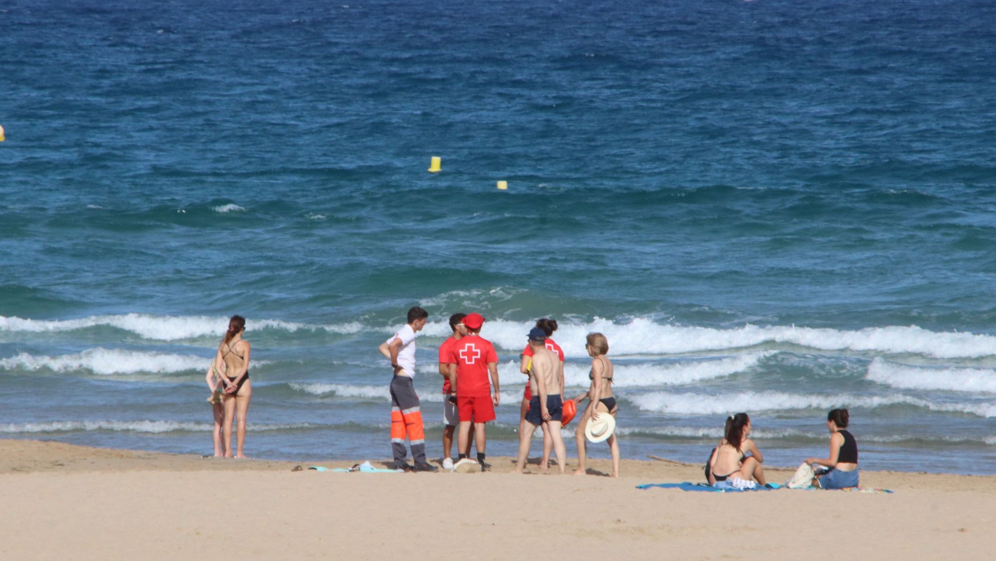 Imatge de socorristes de la Creu Roja a la platja de l'Arrabassada, aquest divendres a la tarda