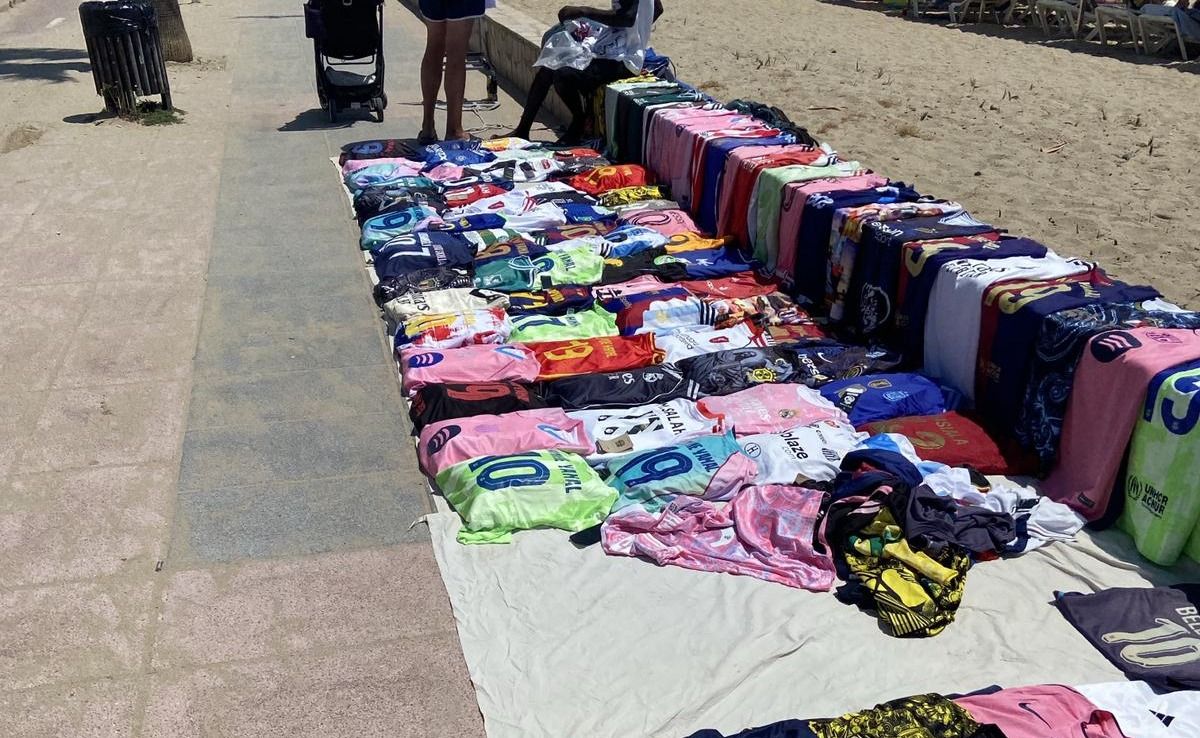 Top manta al límit entre els termes municipals de Cambrils i Salou | FOTO: Policia Local de Salou