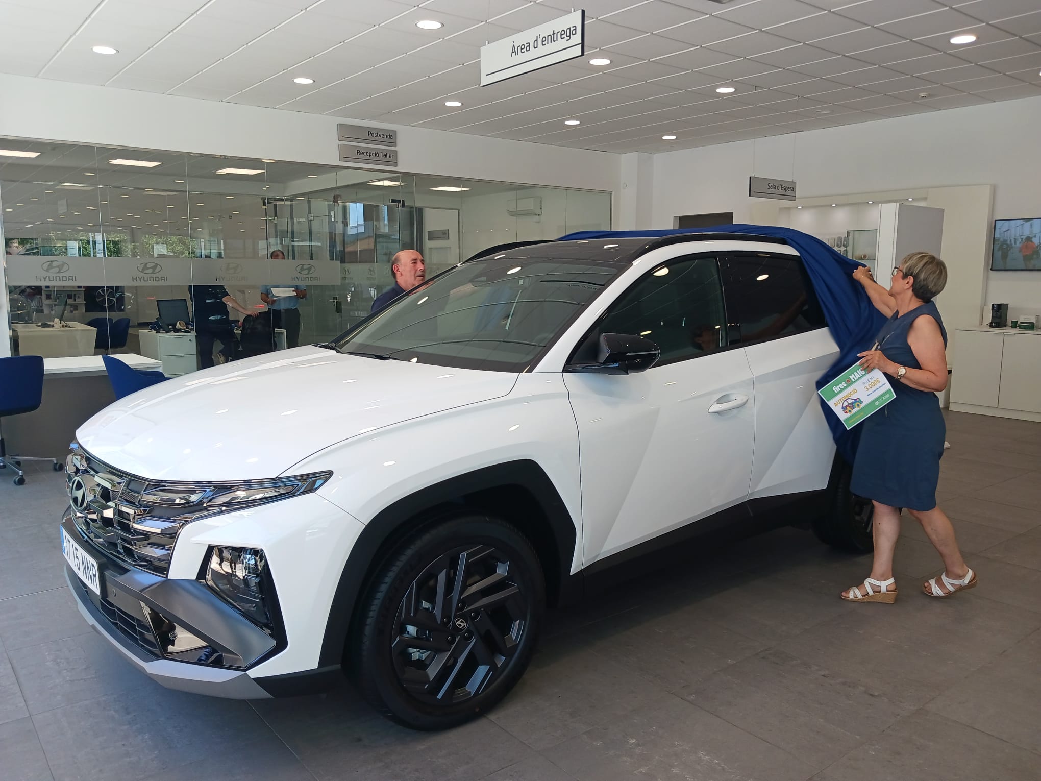 Maria Soledad Guzmán rep el premi de 3.000 euros per la compra d’un vehicle a les Fires de Maig 2026 de Vilafranca del Penedès