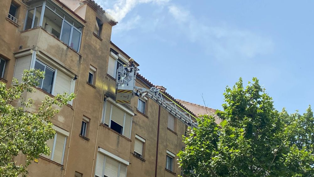 Incendi a l'avinguda de Salou de Reus   Foto d'Ivan Compte