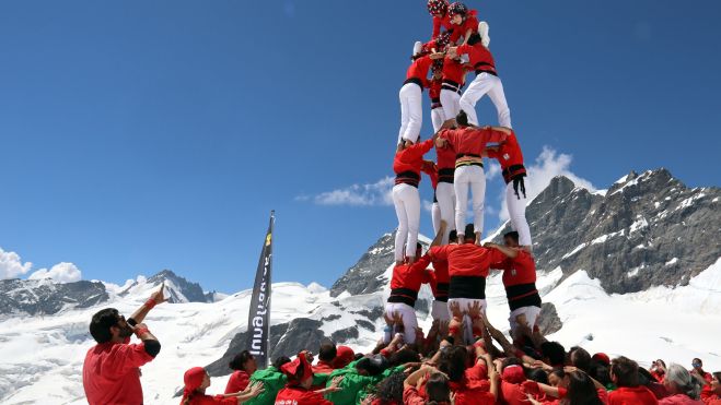 Castellers de Barcelona aixecant un 5 de 6