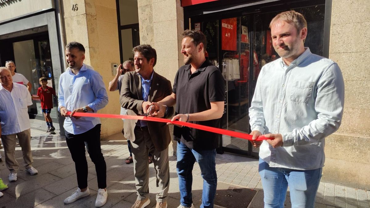 Tall de la cinta en la inauguració de la nova botiga del Nàstic