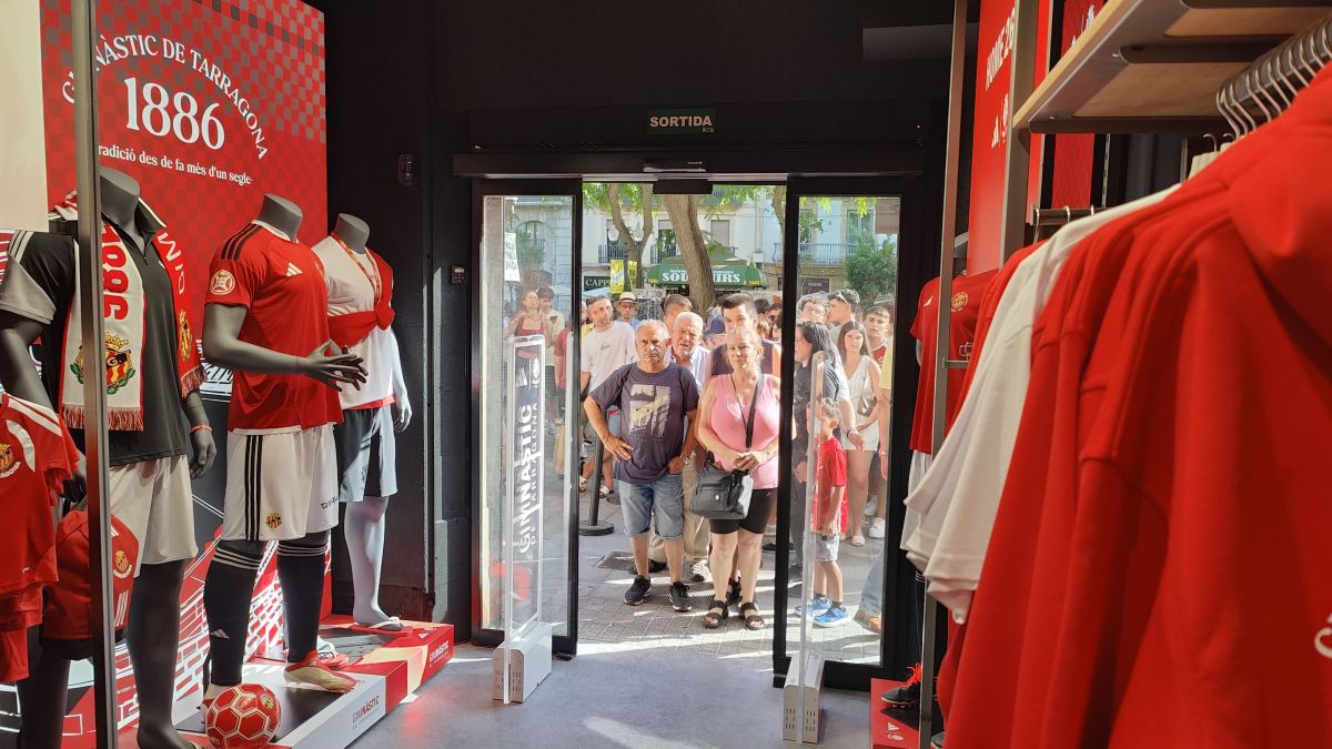 Aficionats del Nàstic esperant per entrar a la botiga
