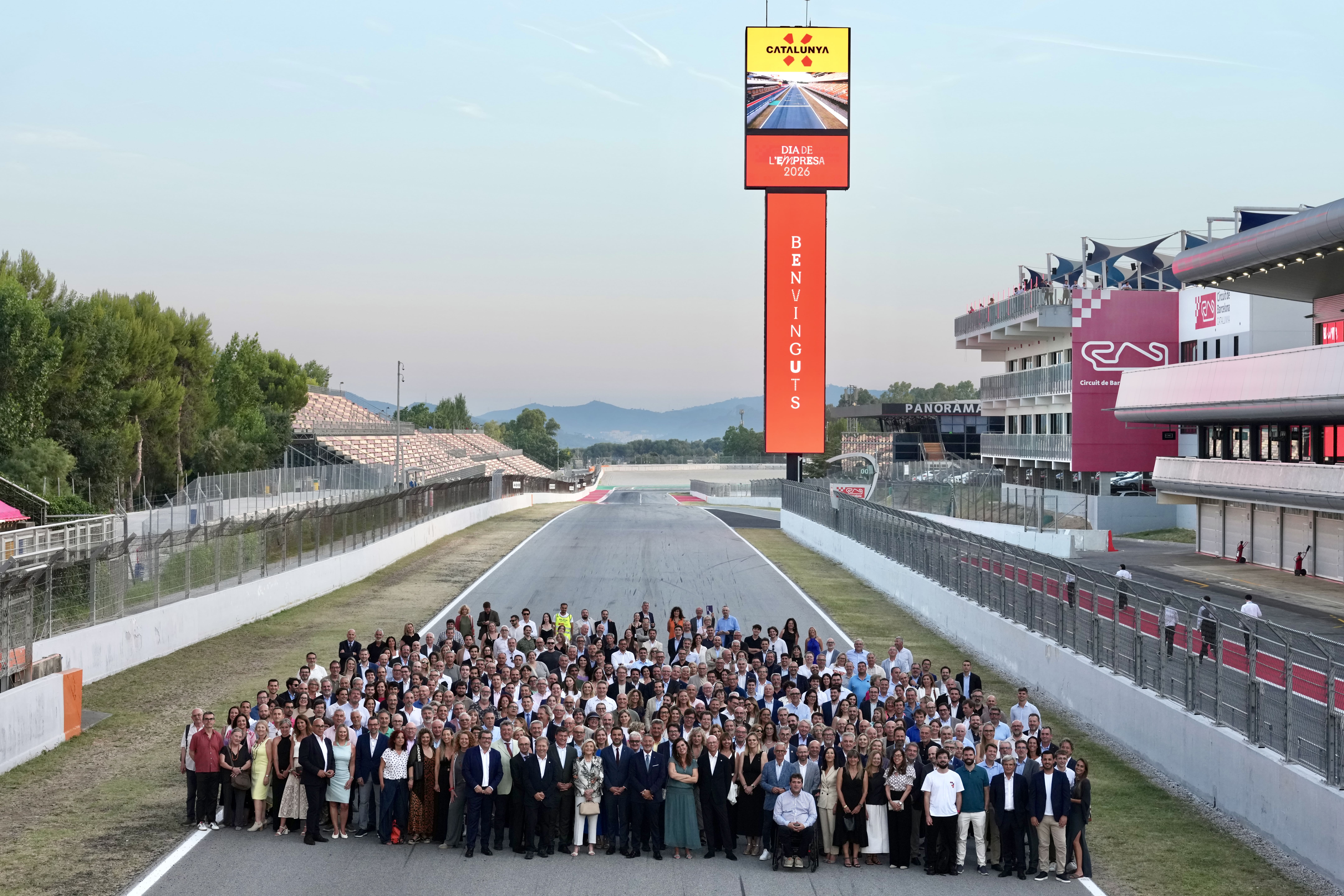 Imagen de los participantes en el acto institucional del Día de la Empresa, que tuvo lugar el pasado jueves en las instalaciones del Circuit de Catalunya. Foto: Departament d’Empresa i Treball