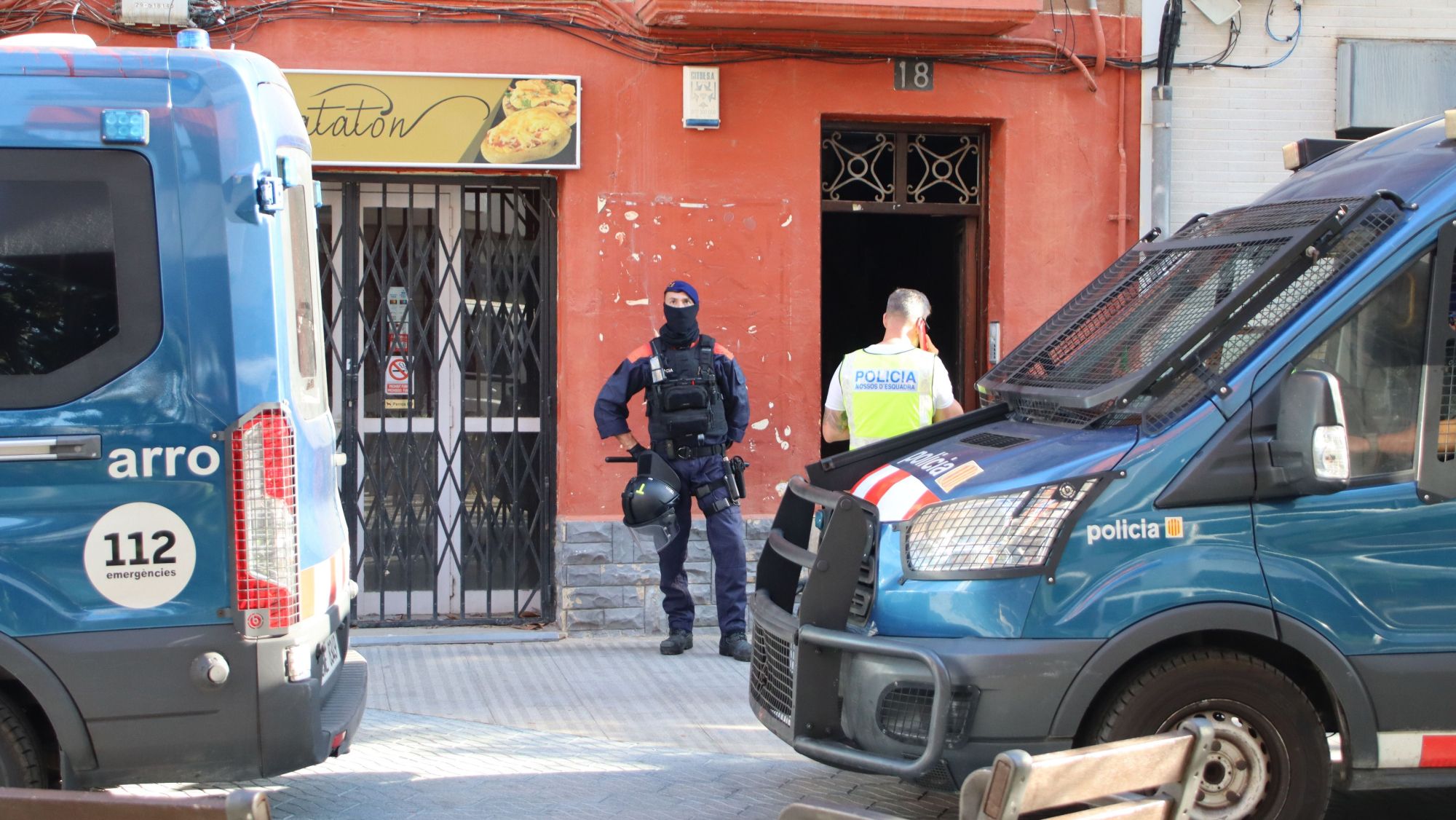Imatge de l'entrada de l'edifici del carrer Església de Salou on s'ha fet l'operatiu policial contra el top manta, aquest dimecres